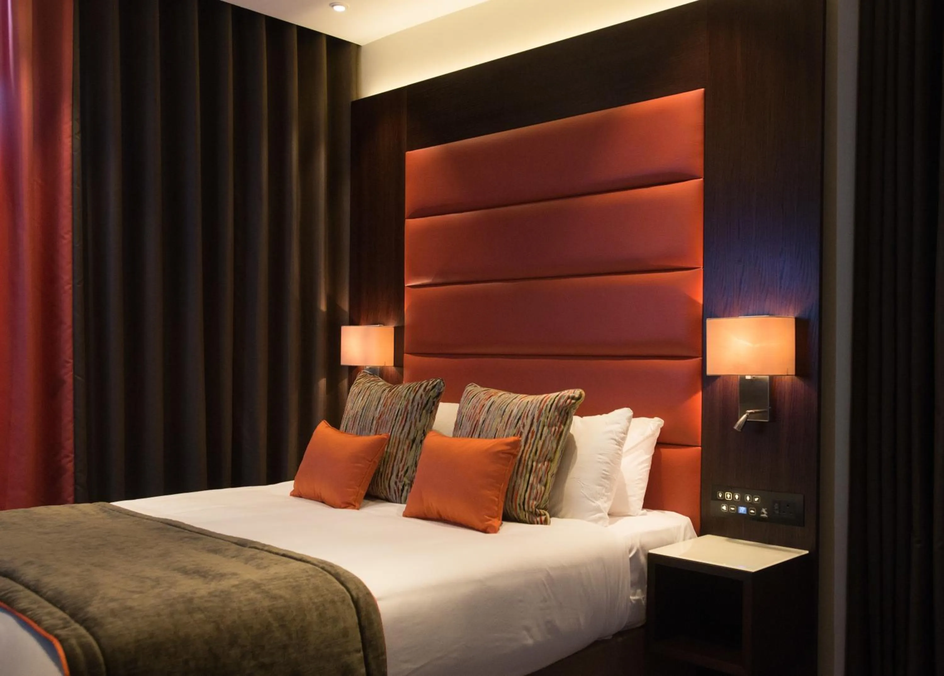 Bedroom, Bed in St George's Hotel - Wembley