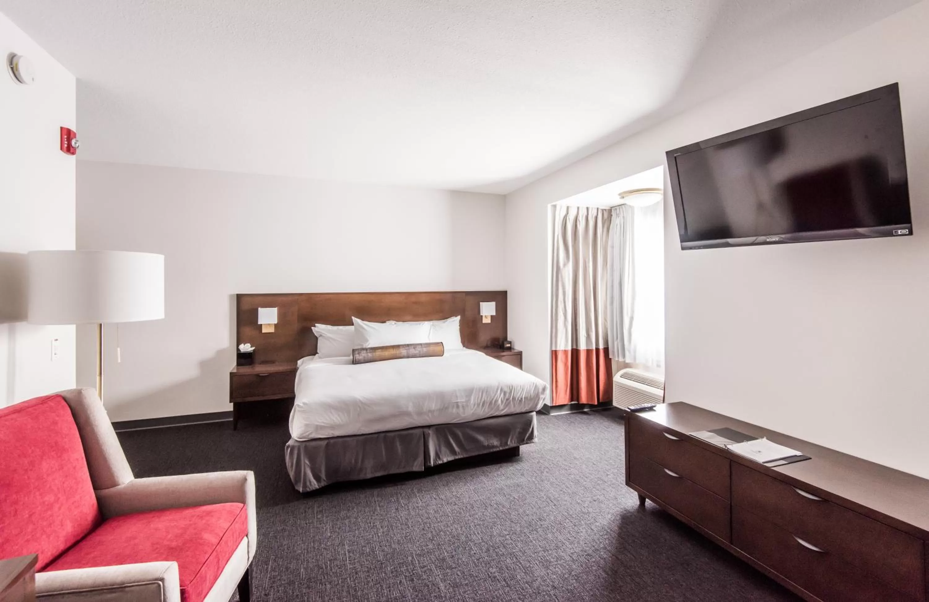 Photo of the whole room, Bed in Edgewater Hotel