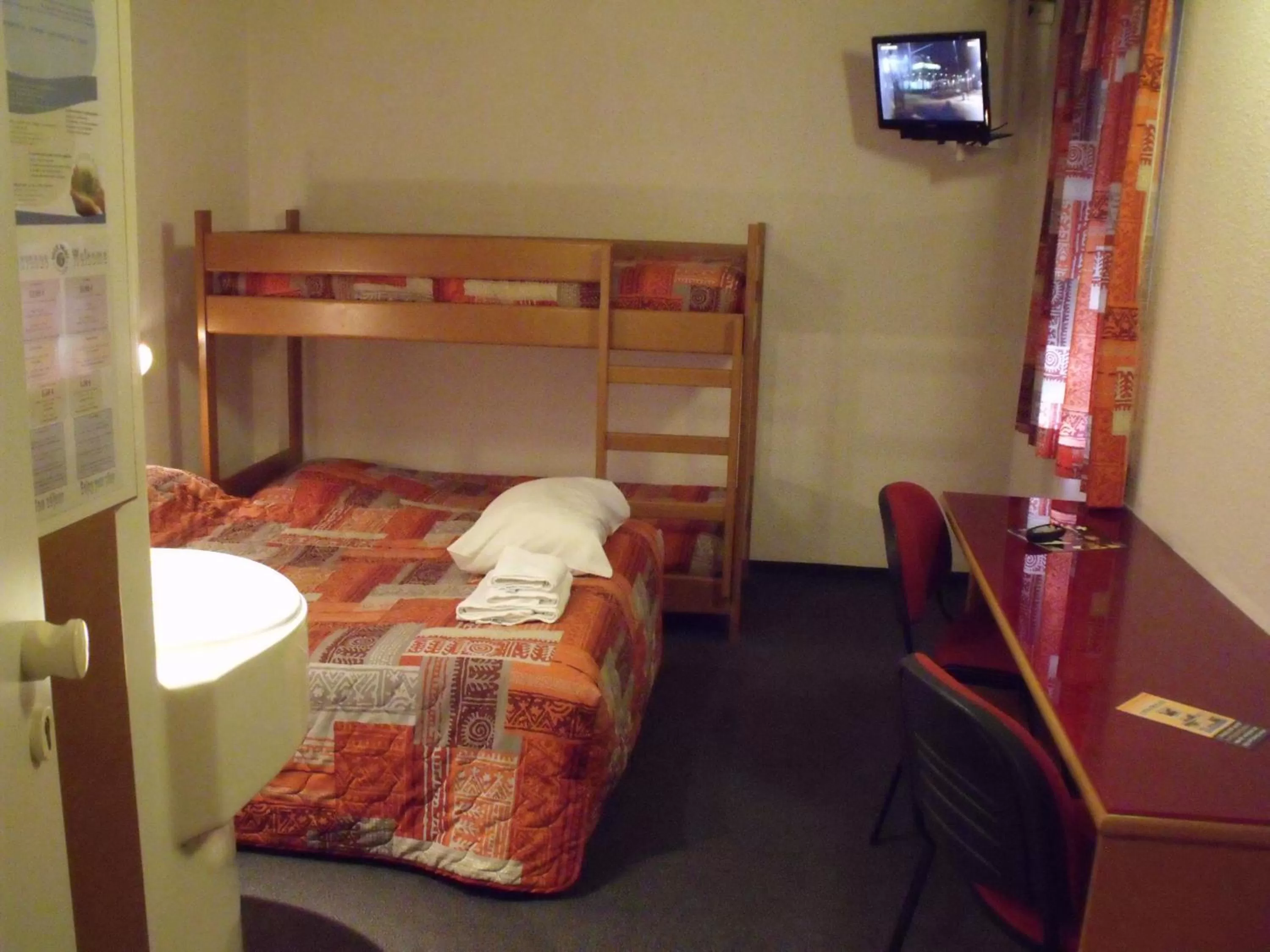 Photo of the whole room, Bunk Bed in Quick Palace Auxerre