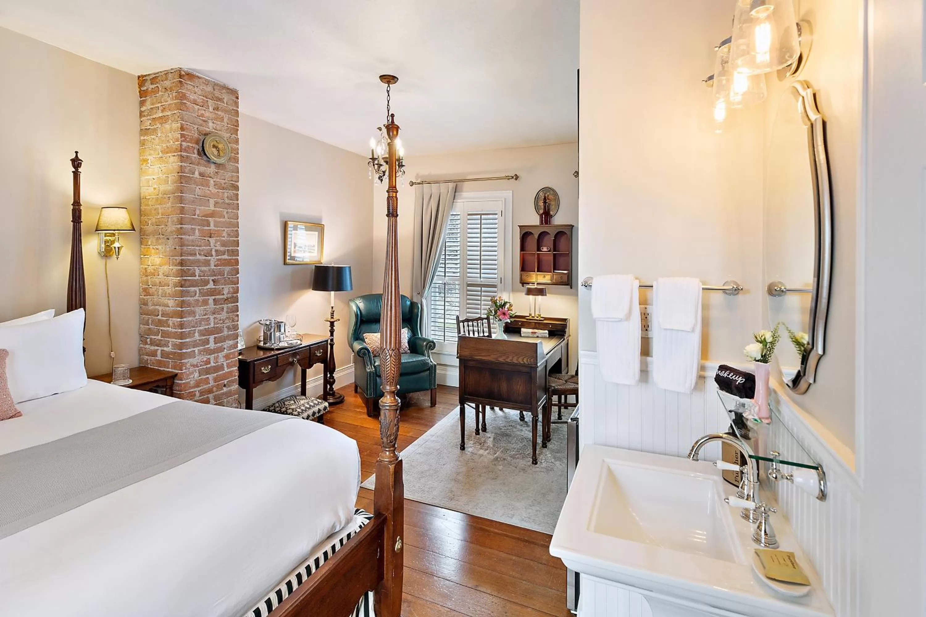 Bedroom, Bed in McCully House Inn