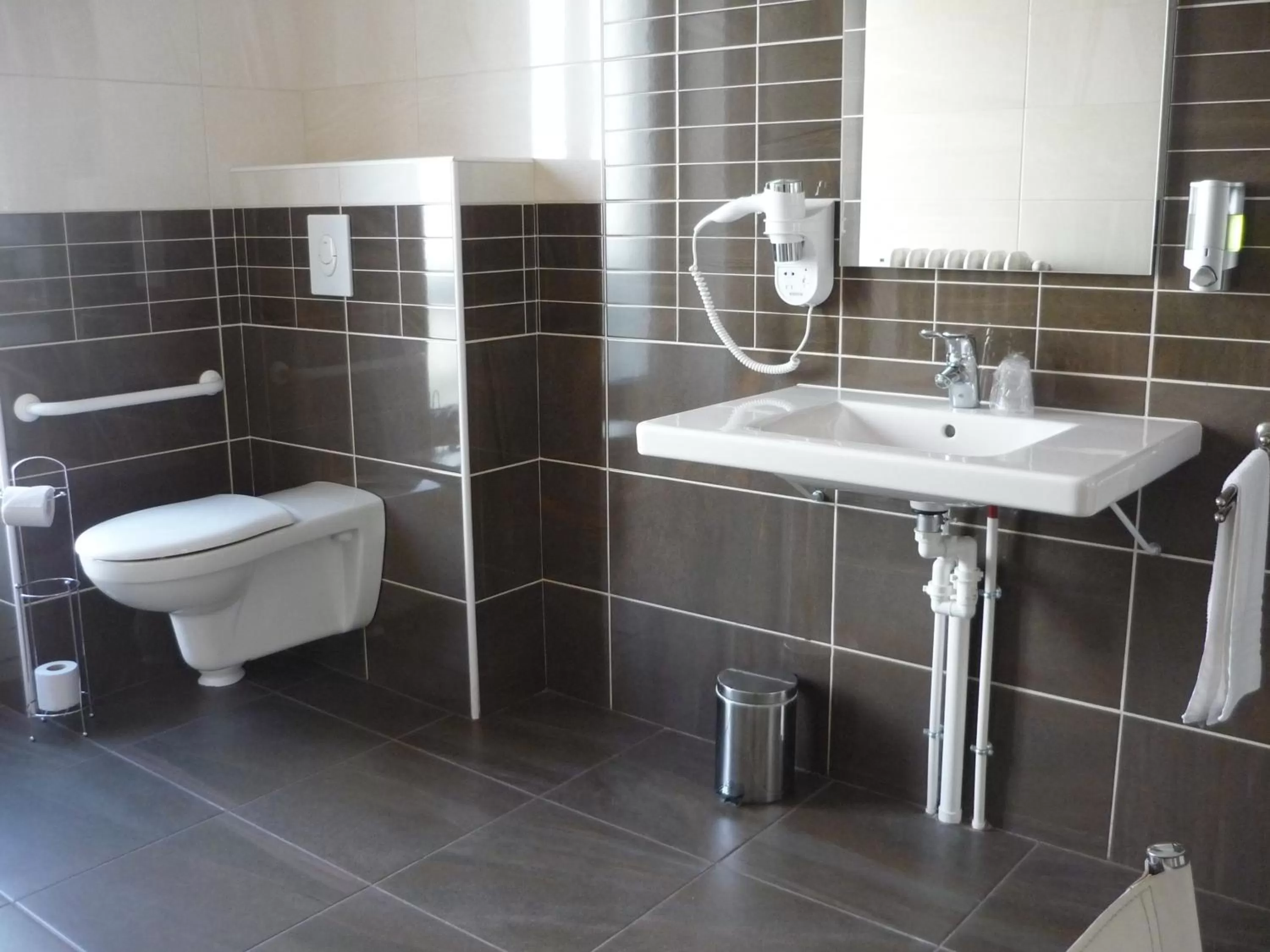 Facility for disabled guests in The Originals Boutique, Hôtel Terminus, Bourg-en-Bresse Gare