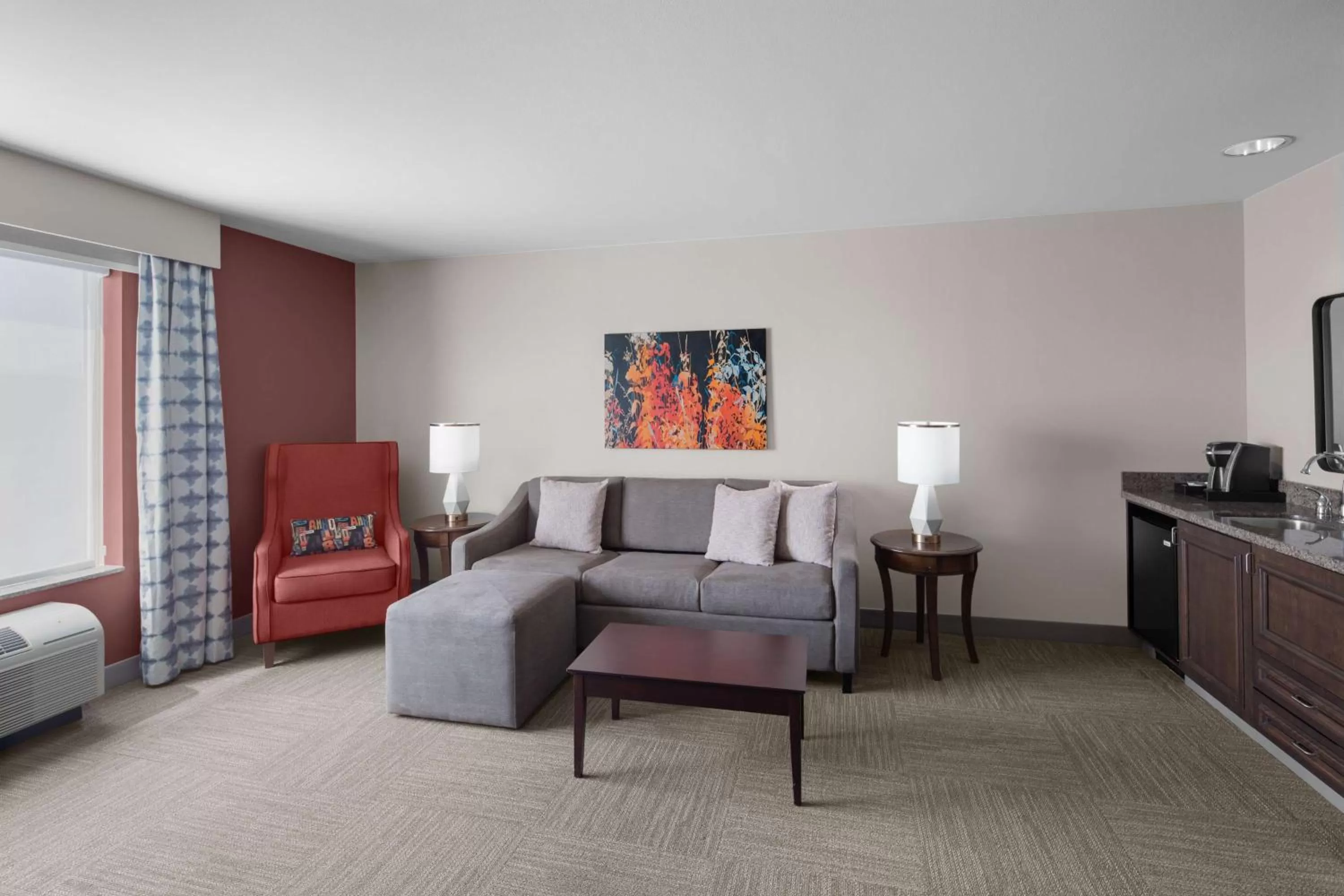 Living room, Bed in Hilton Garden Inn - Salt Lake City Airport