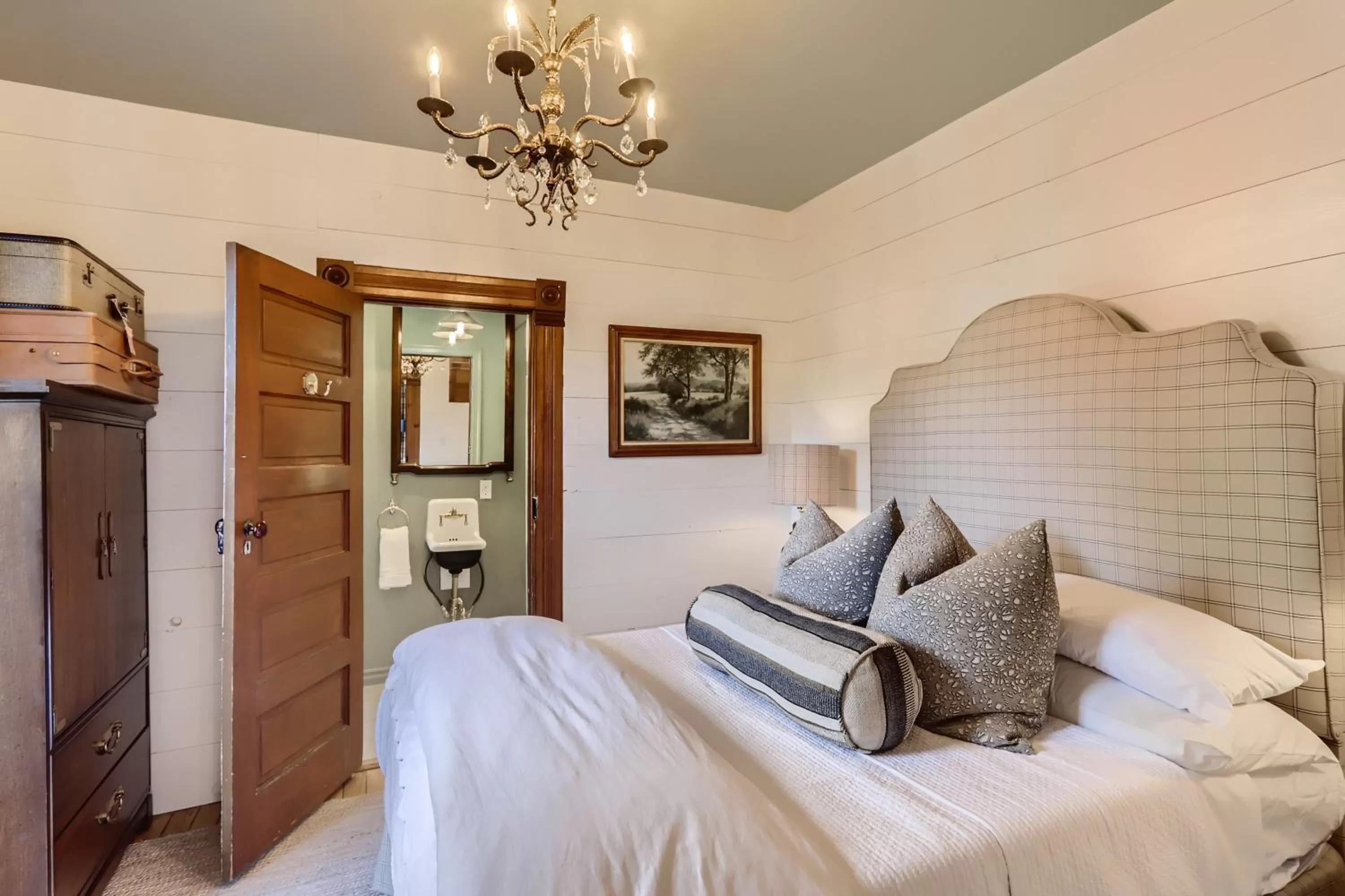 Photo of the whole room, Bed in A-Lodge Lyons