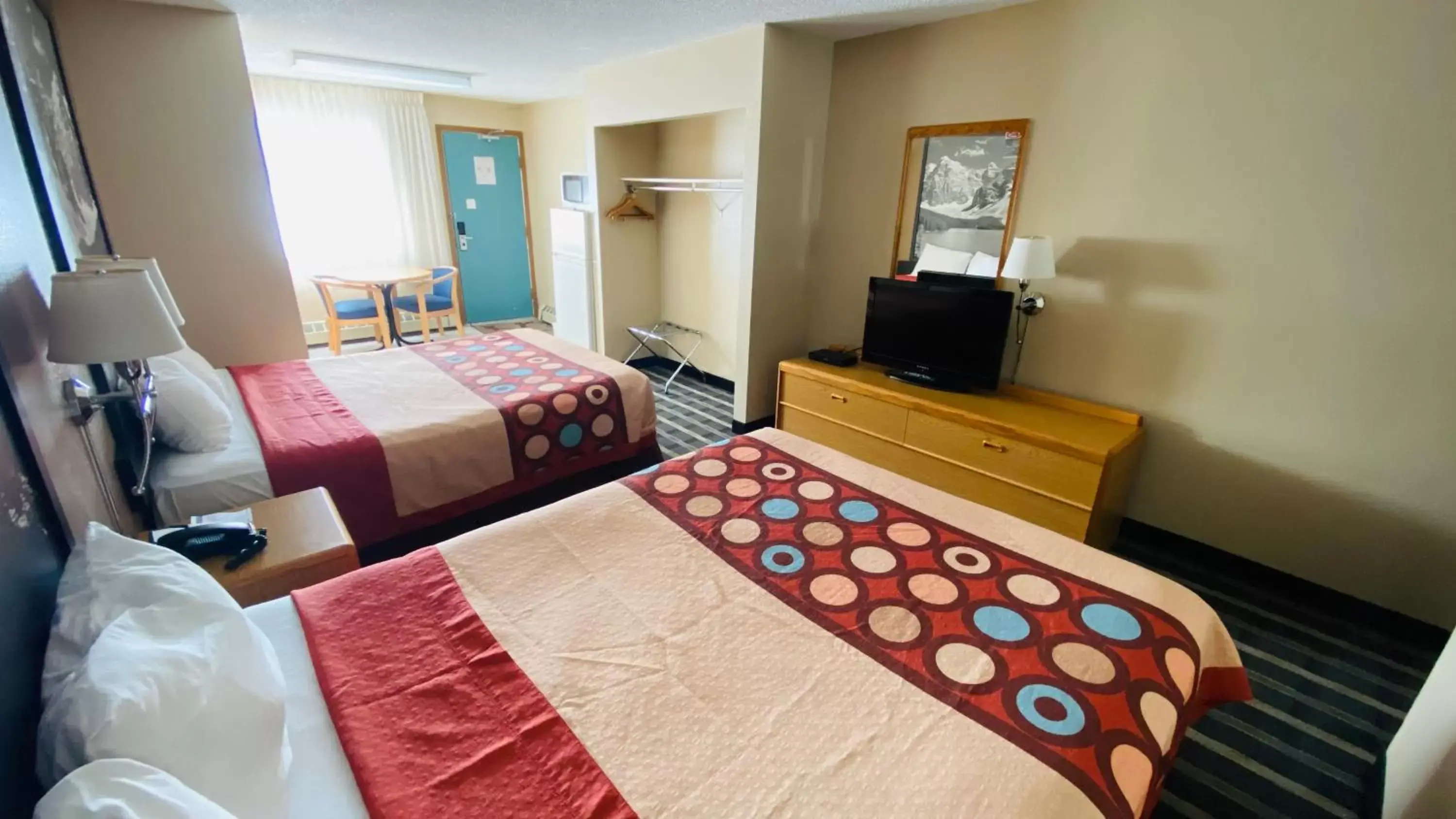 Deluxe Queen Studio - Non-Smoking in Super 8 by Wyndham Medicine Hat AB Deluxe Queen Studio - Non-Smoking in Super 8 by Wyndham Medicine Hat AB