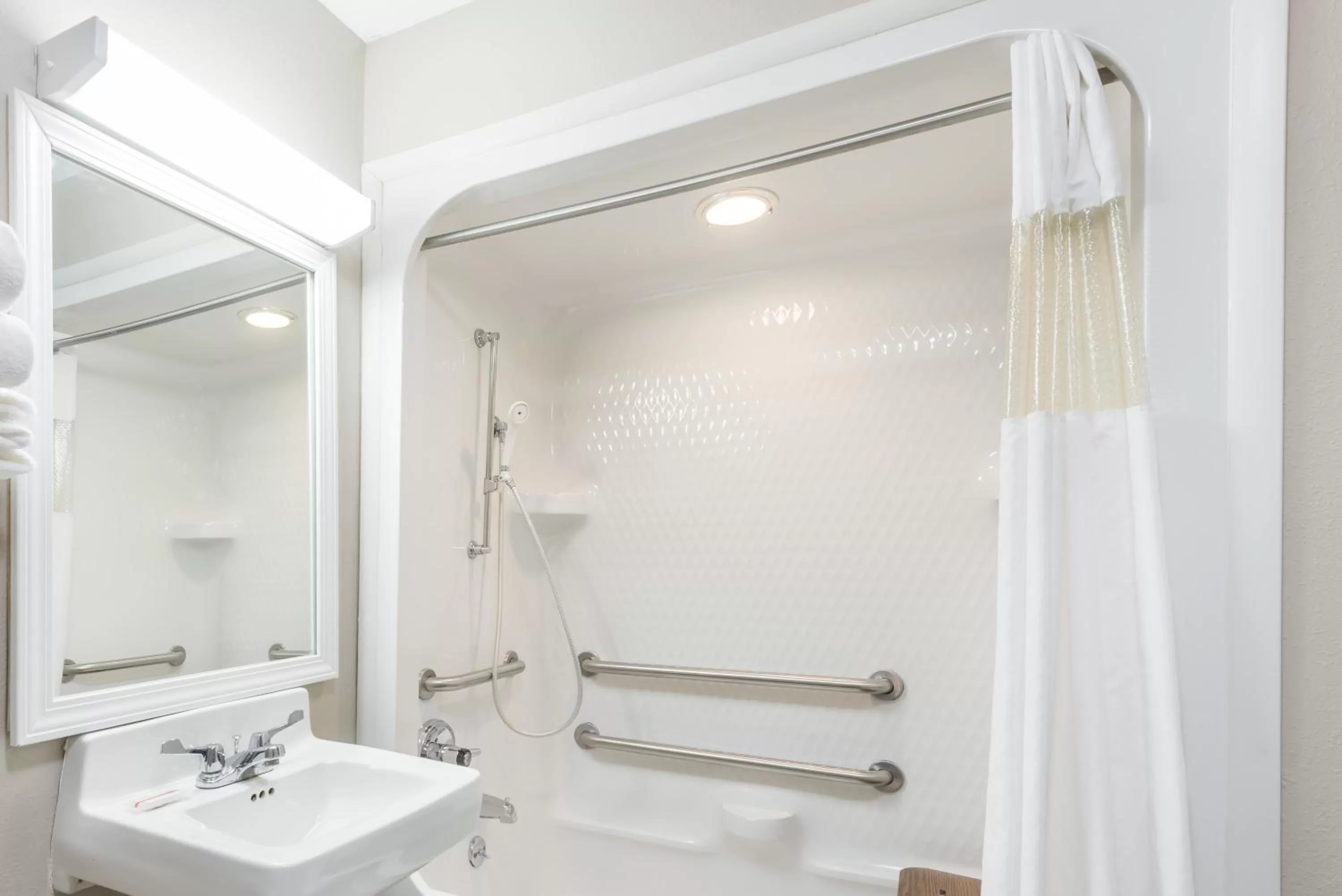 Queen Room - Disability Access in Baymont by Wyndham Cambridge