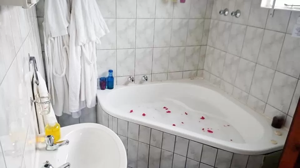 Hot Tub, Bathroom in Queensburgh B&B or Self Catering