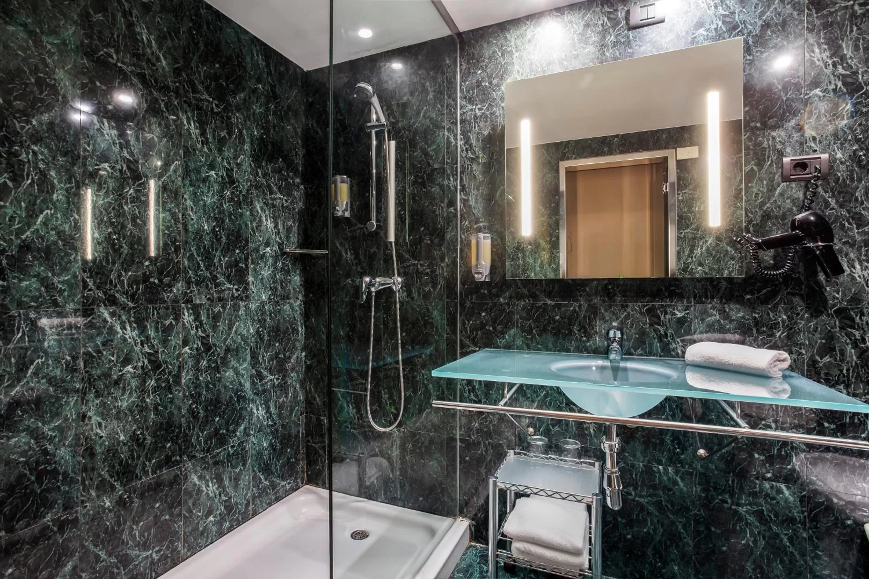 Shower in B&B HOTEL Elche