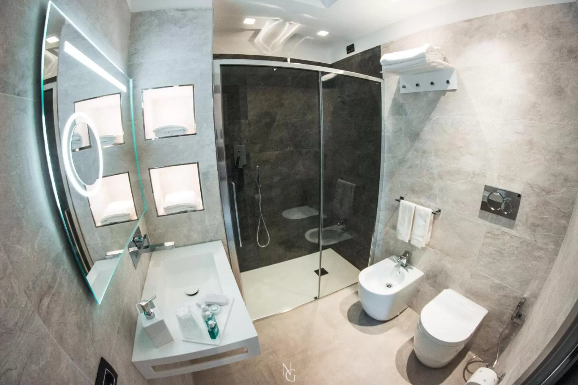 Shower in Hotel Kuma