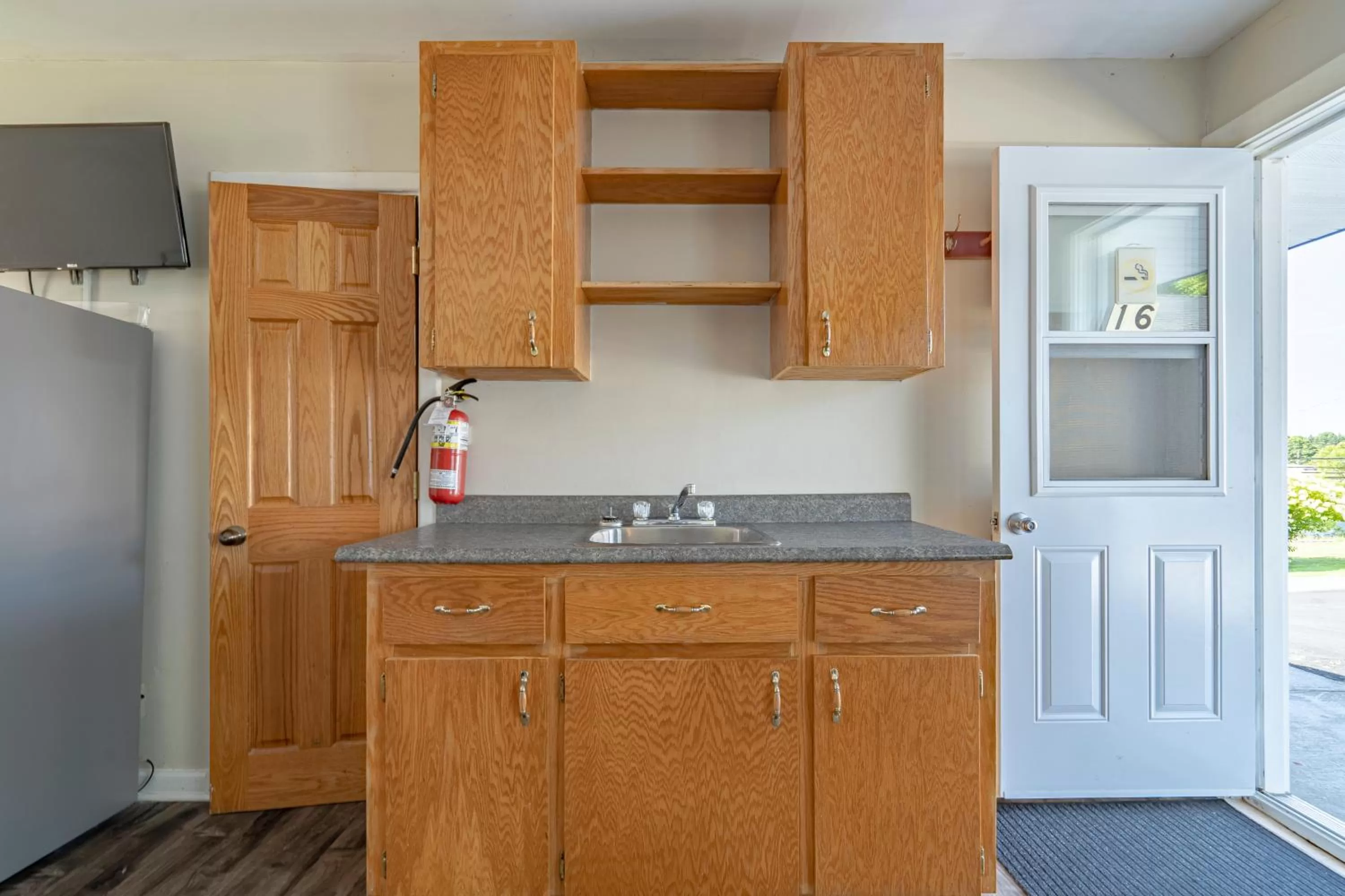 Kitchen or kitchenette in Novastar Motel On The Lake