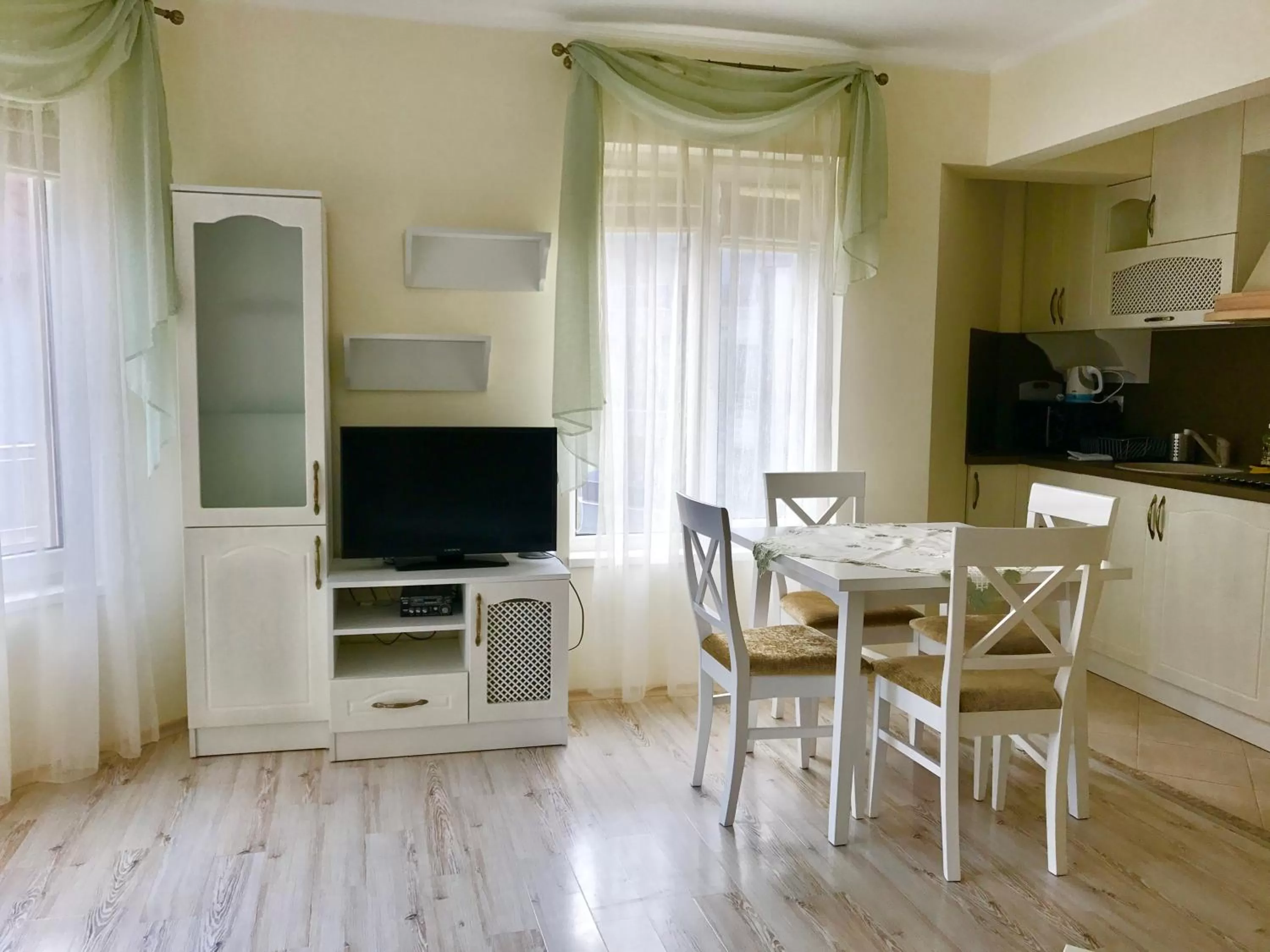 Kitchen or kitchenette, TV/Entertainment Center in Villa Livia Boutique Apartments
