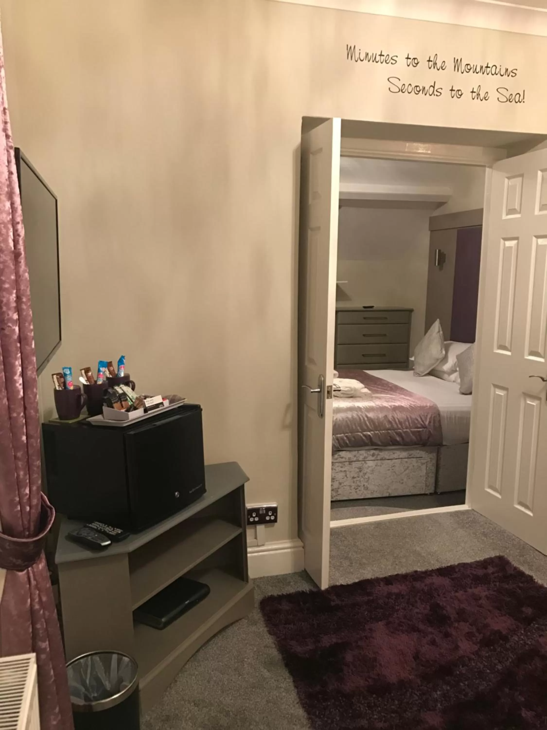 Bed in Lauriston & Lawton Court Hotel