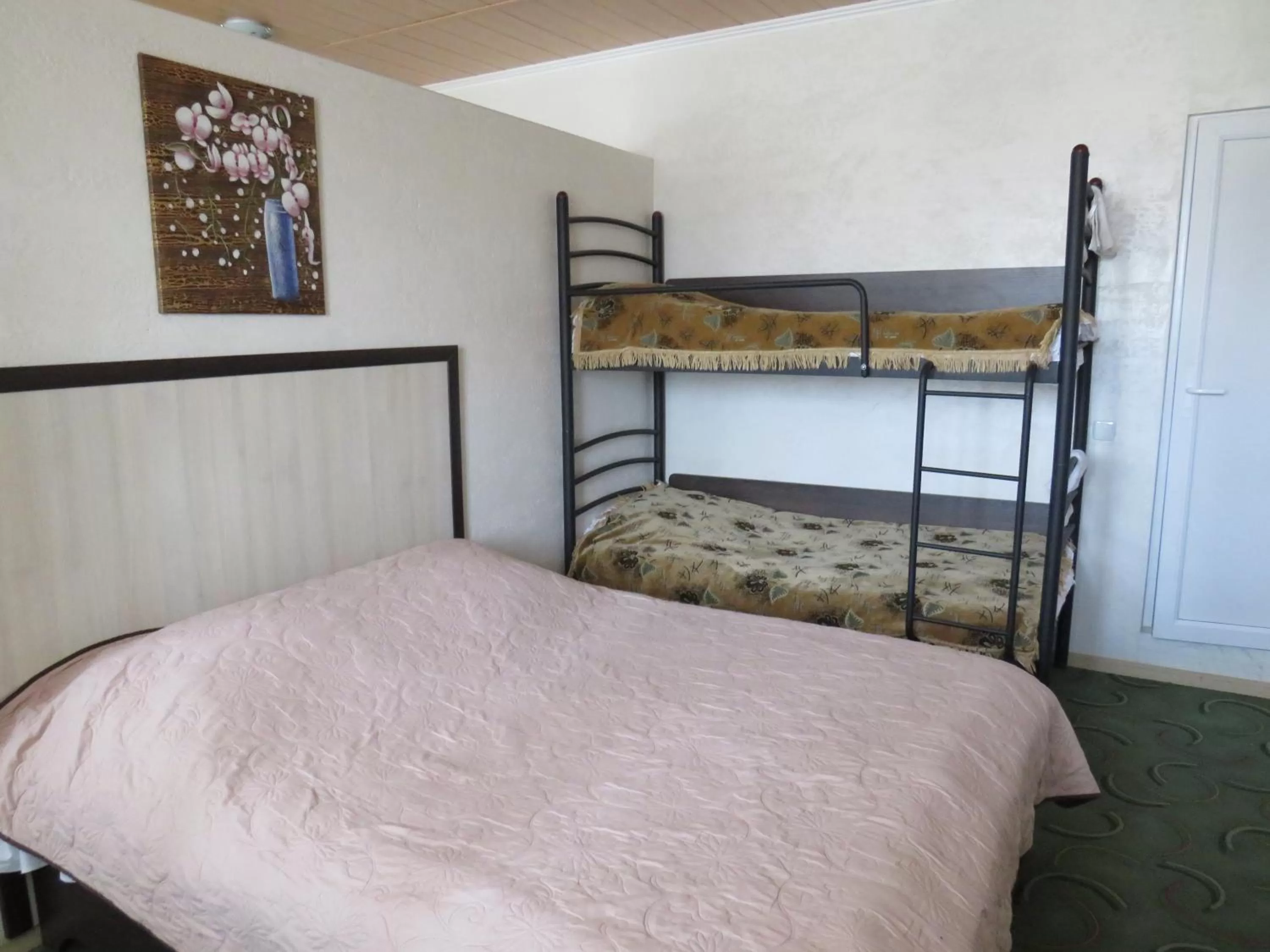 Bed in Monte-Kristo Hotel