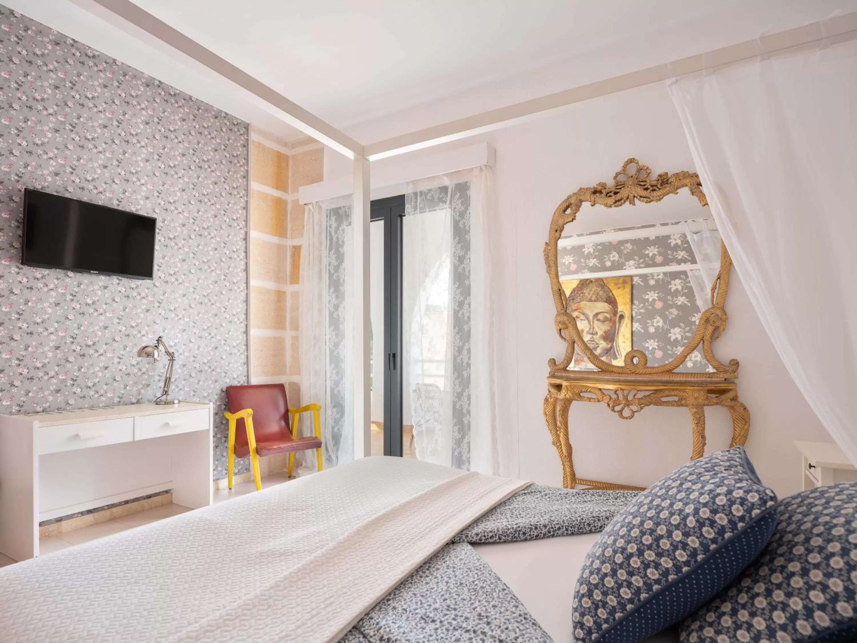 Bed in Bella Colina I Vintage Hotel 1953