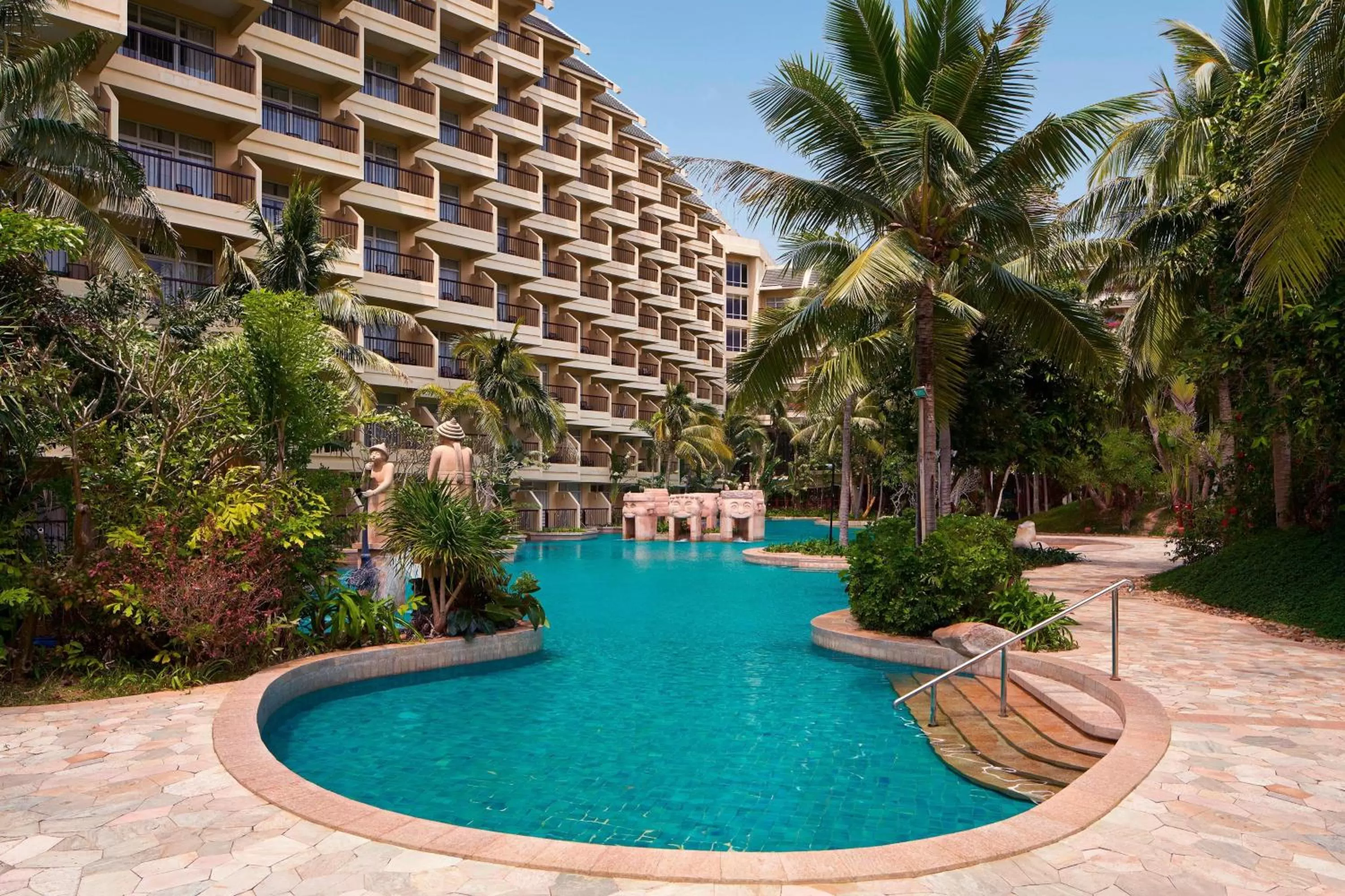Swimming pool in Sheraton Sanya Yalong Bay Resort