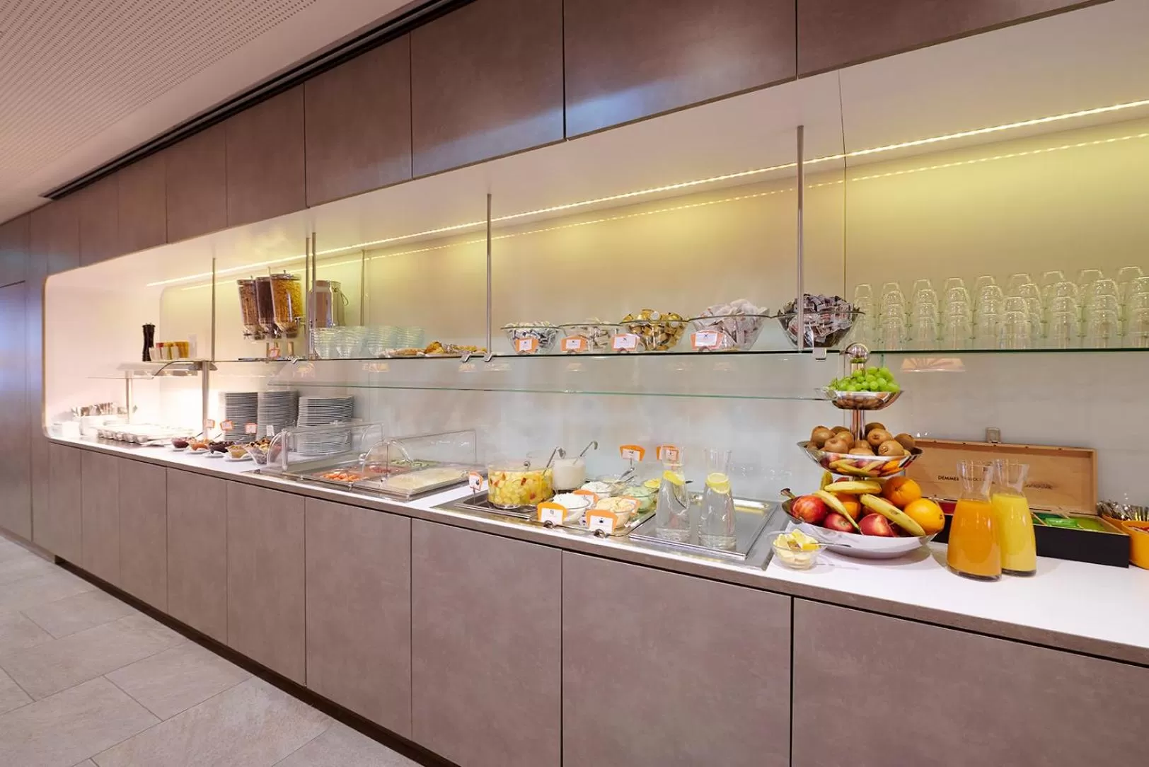 Breakfast in Simm's Hotel - cityhotel next to Metro U3