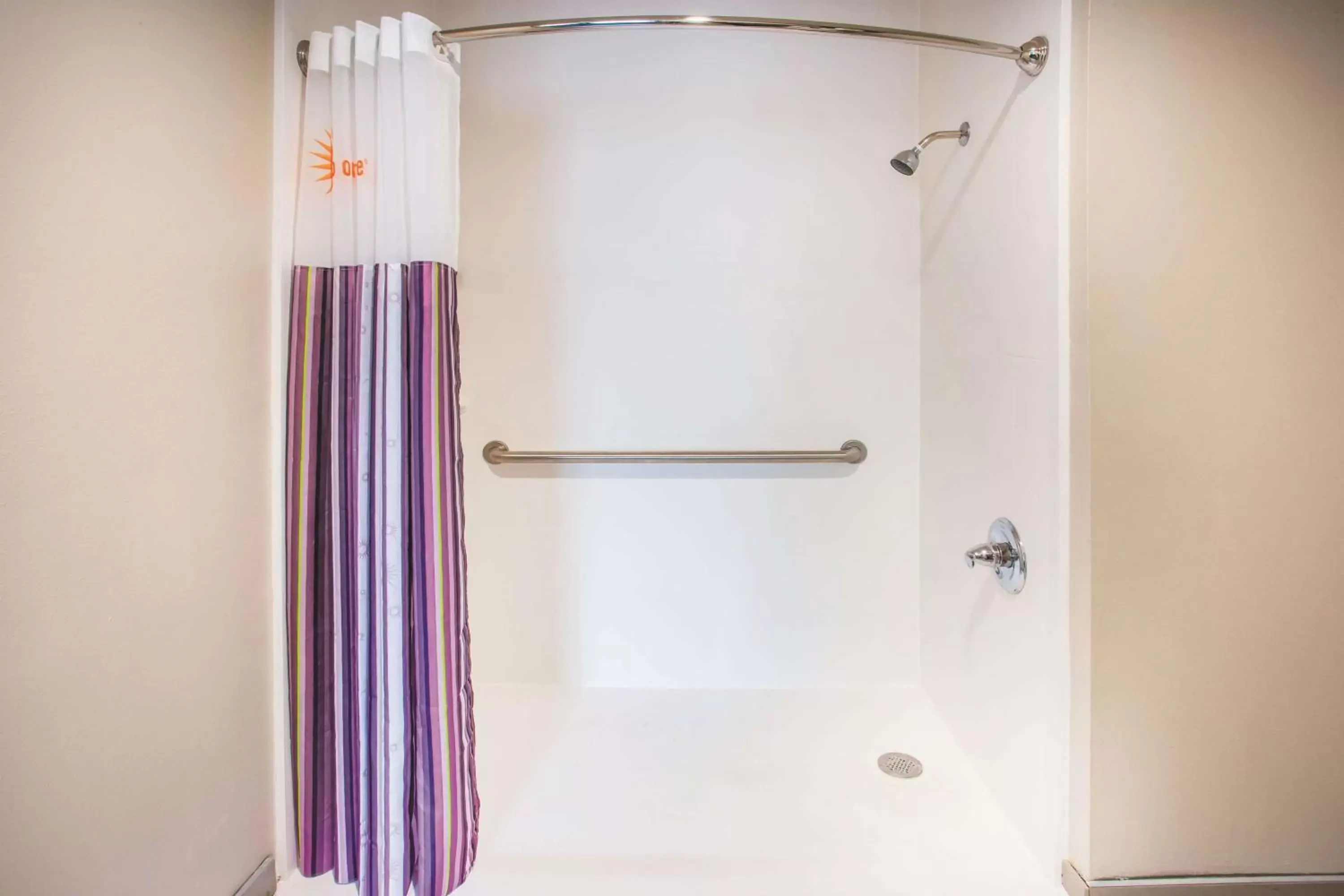Queen Room with Roll-In Shower - Mobility Accessible/Non-Smoking in La Quinta by Wyndham Cincinnati NE - Mason Queen Room with Roll-In Shower - Mobility Accessible/Non-Smoking in La Quinta by Wyndham Cincinnati NE - Mason