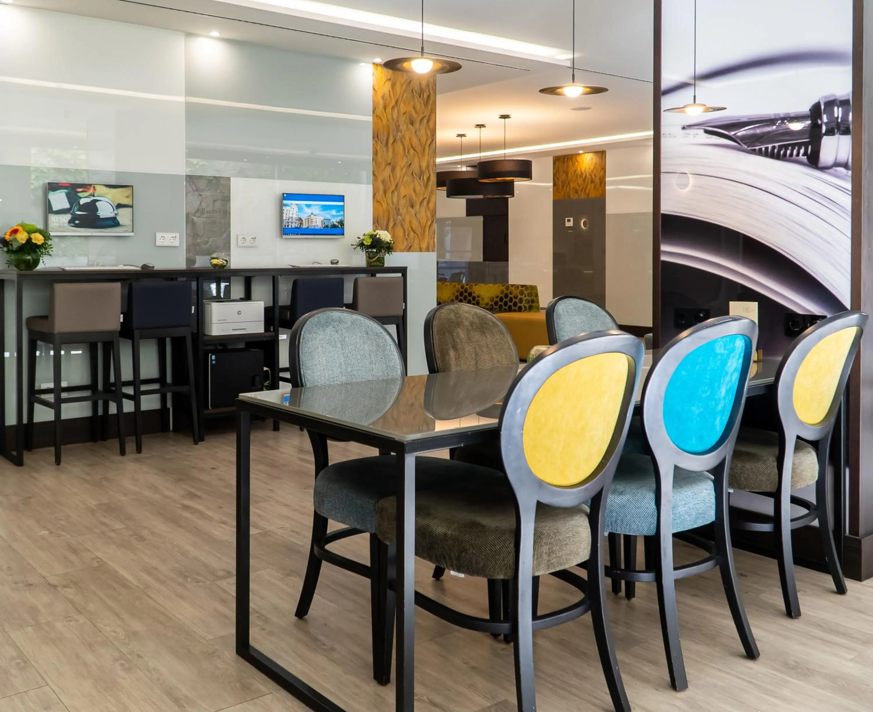Business facilities in Gran Versalles