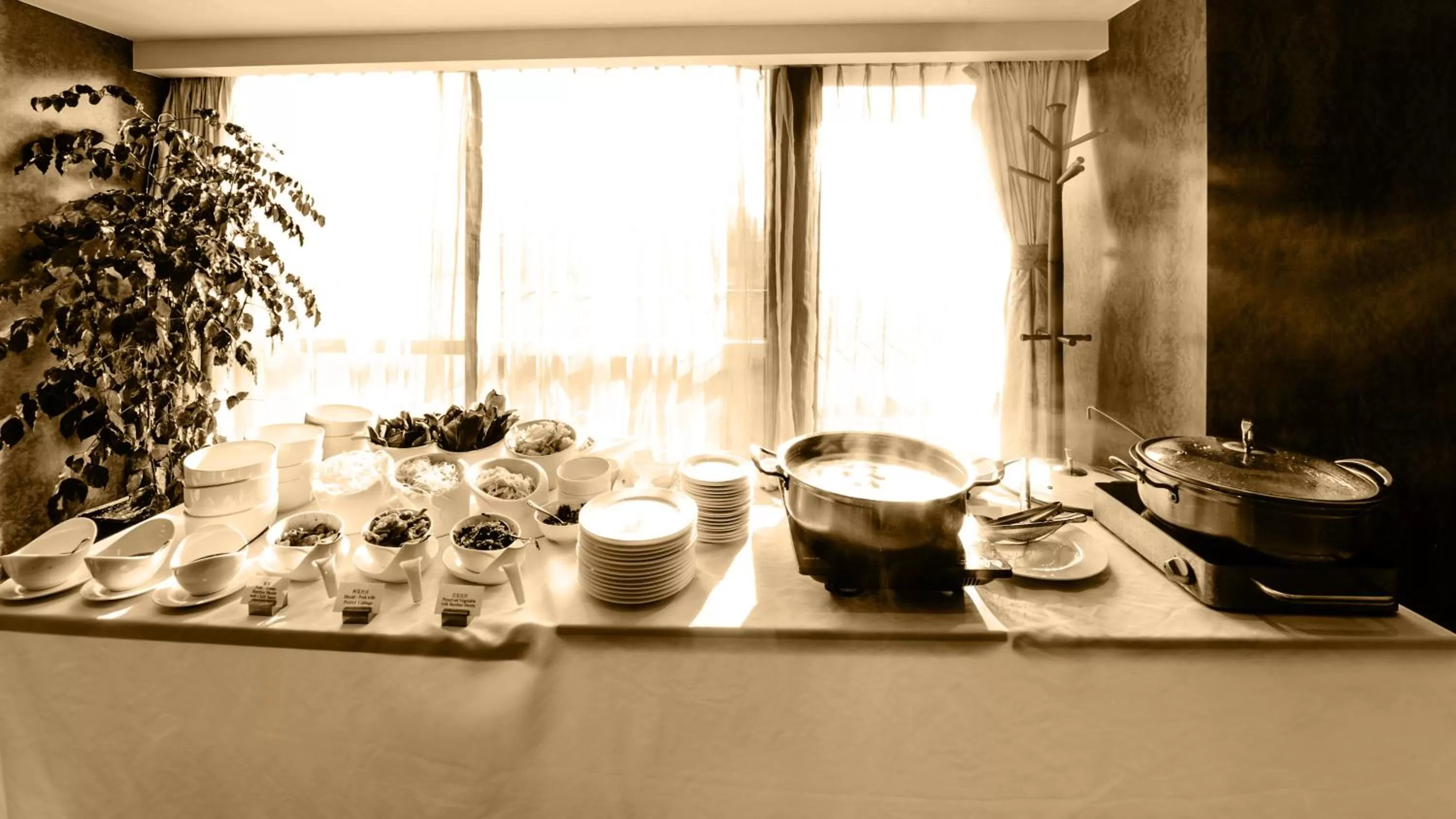 Food and drinks in Paramount Gallery Hotel