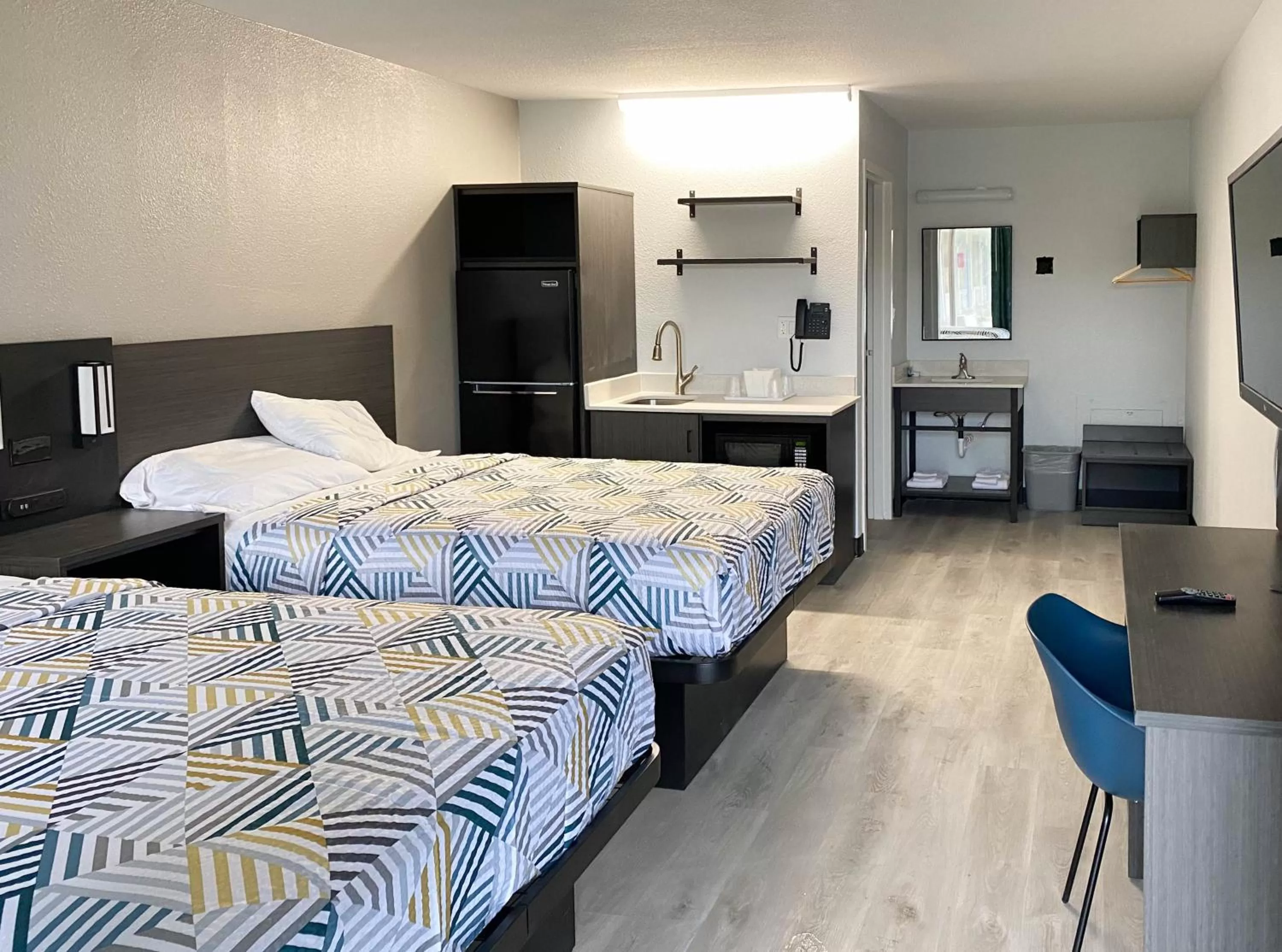 Bedroom, Bed in Studio 6 Rosenberg TX