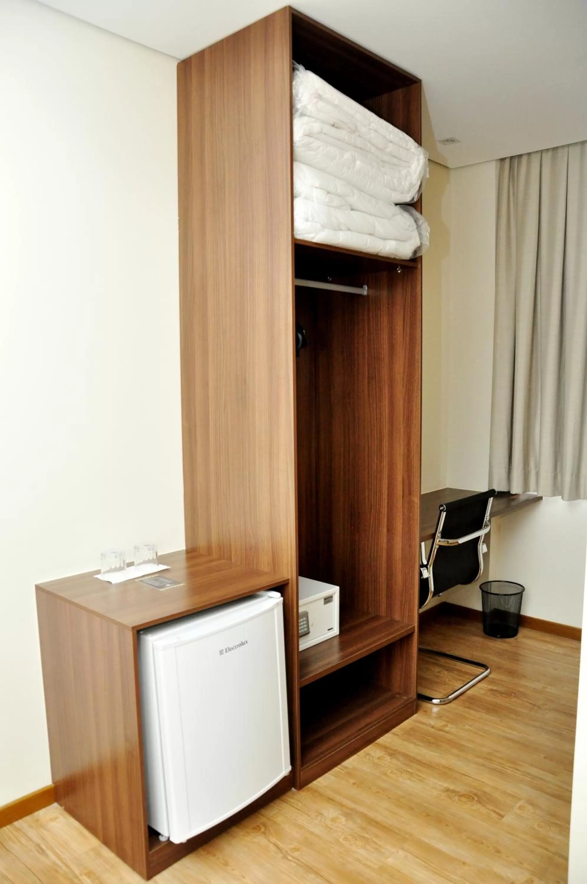 Bedroom, TV/Entertainment Center in Hotel Mohave