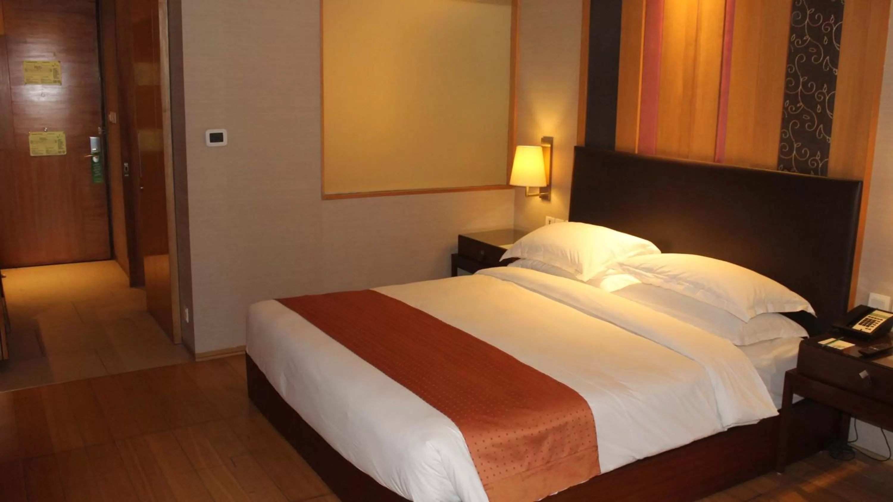 Photo of the whole room, Bed in Holiday Inn New Delhi Mayur Vihar Noida by IHG