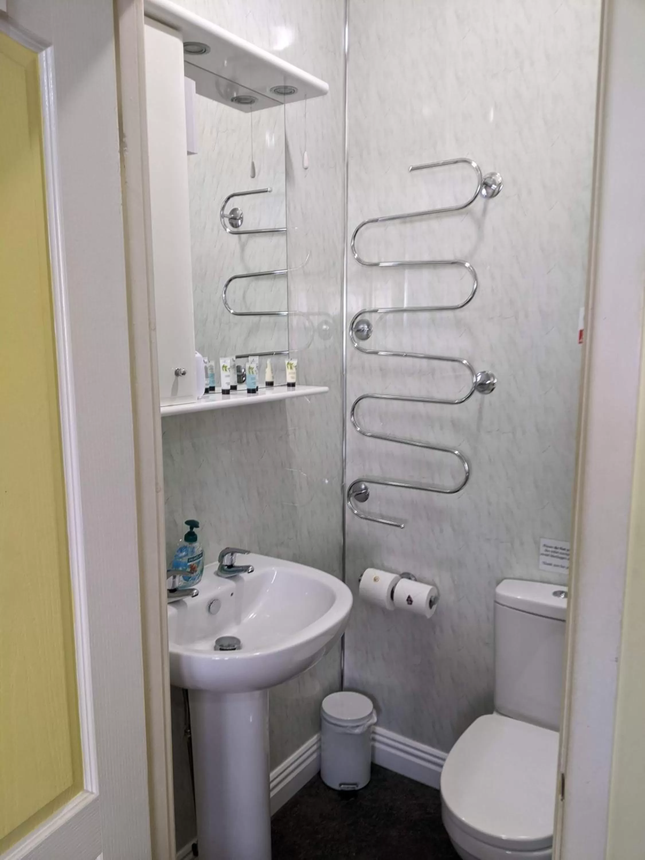 Kingswinford Guest House with Free Parking