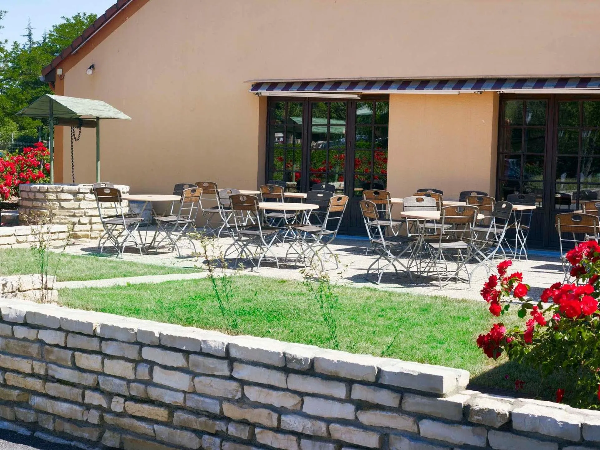 Patio in Kyriad Direct Roanne Hôtel