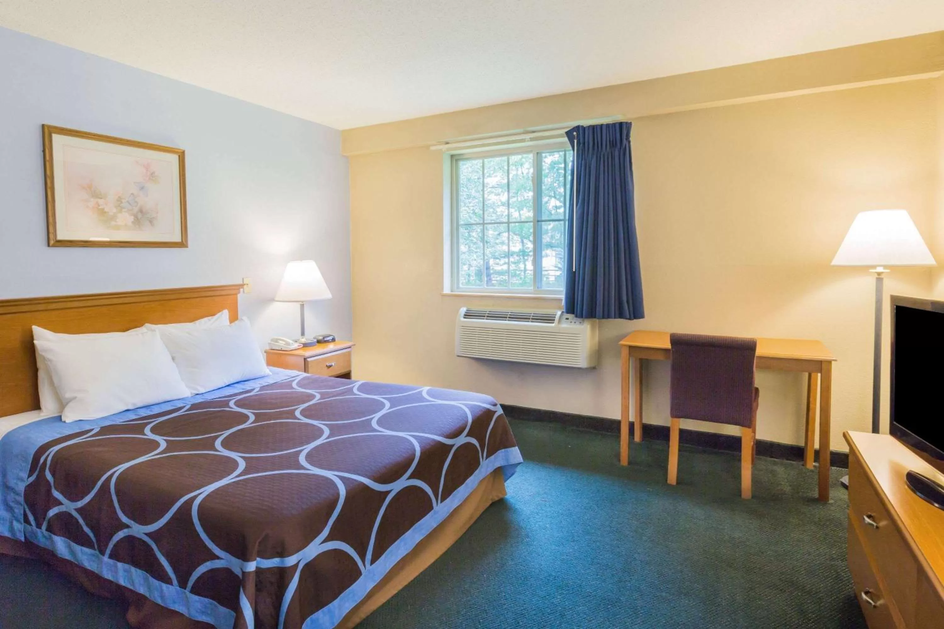 Photo of the whole room, Bed in Super 8 by Wyndham East Stroudsburg - Poconos