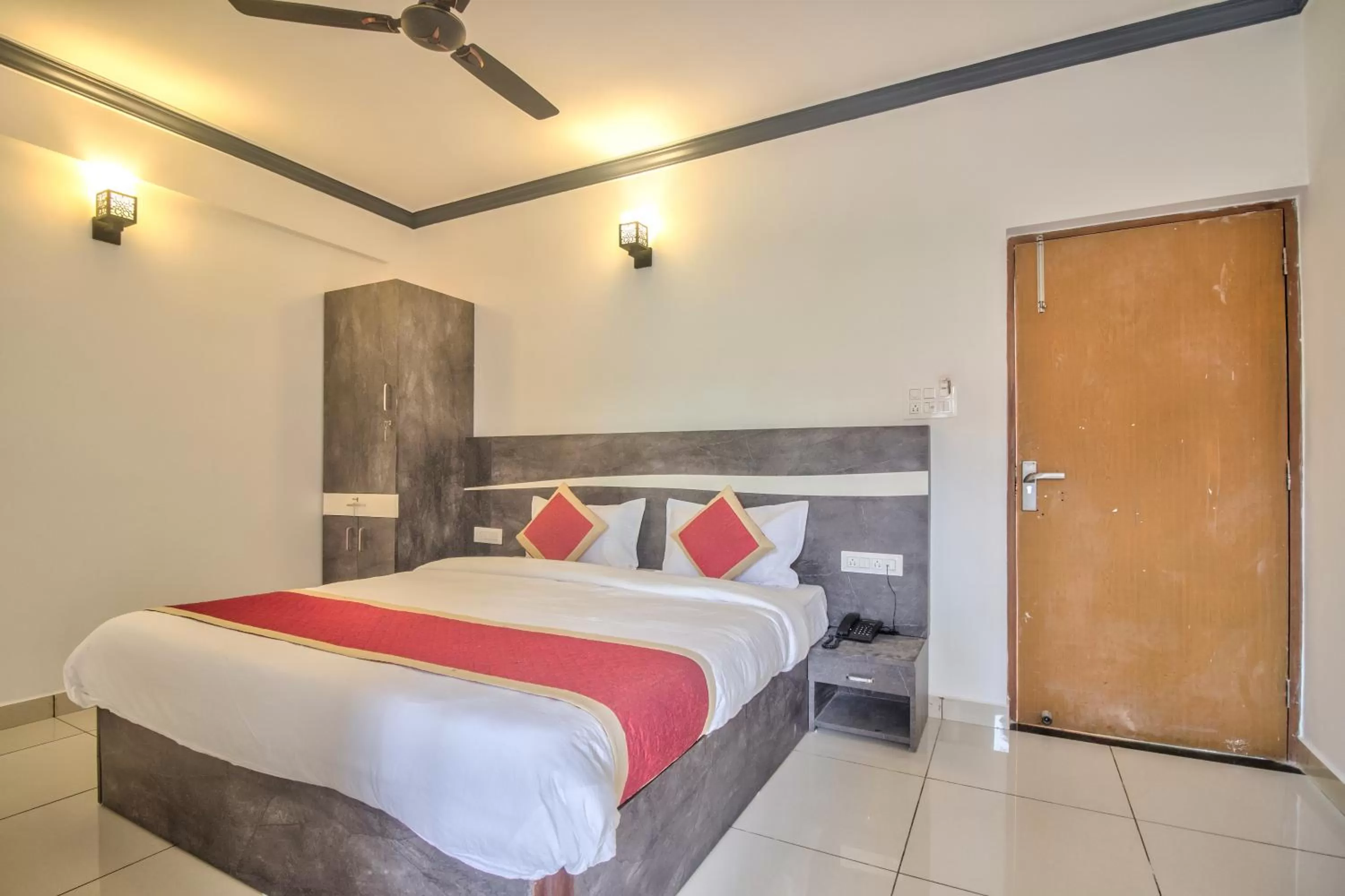 Photo of the whole room, Bed in Oceano Beach Resort