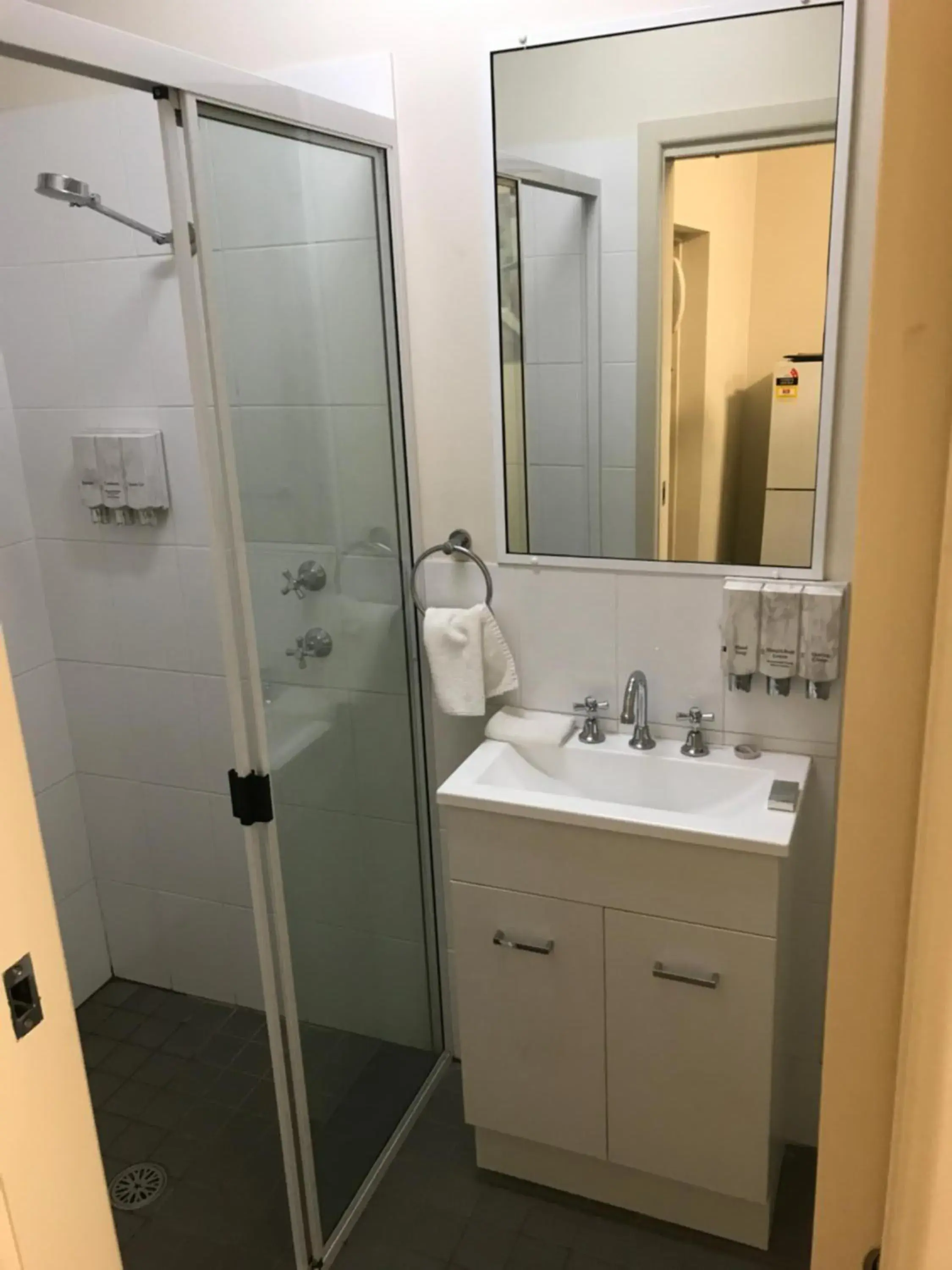 Standard Queen Room in Orange Motor Lodge Standard Queen Room in Orange Motor Lodge