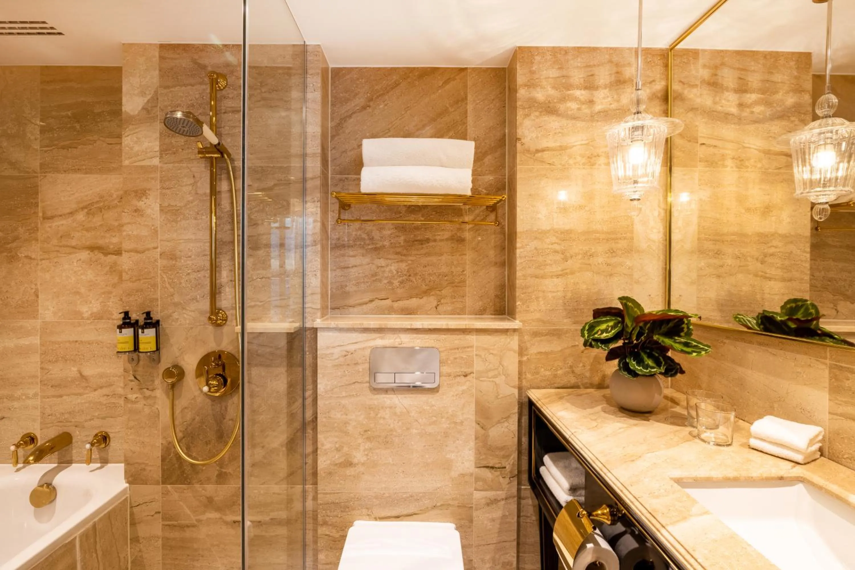 Shower in Hotel Saint London