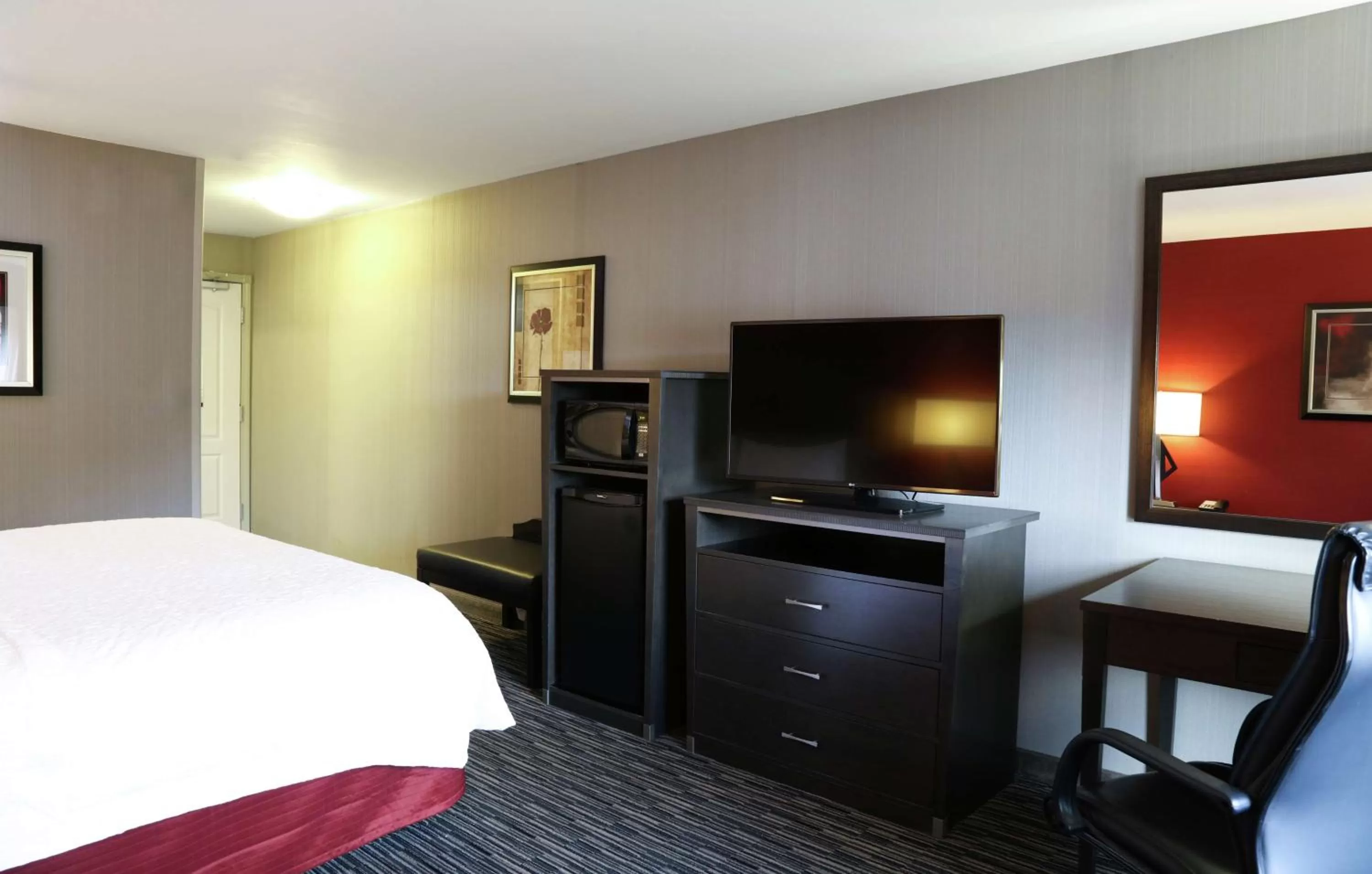 Bedroom, Bed in Hampton Inn & Suites Temecula