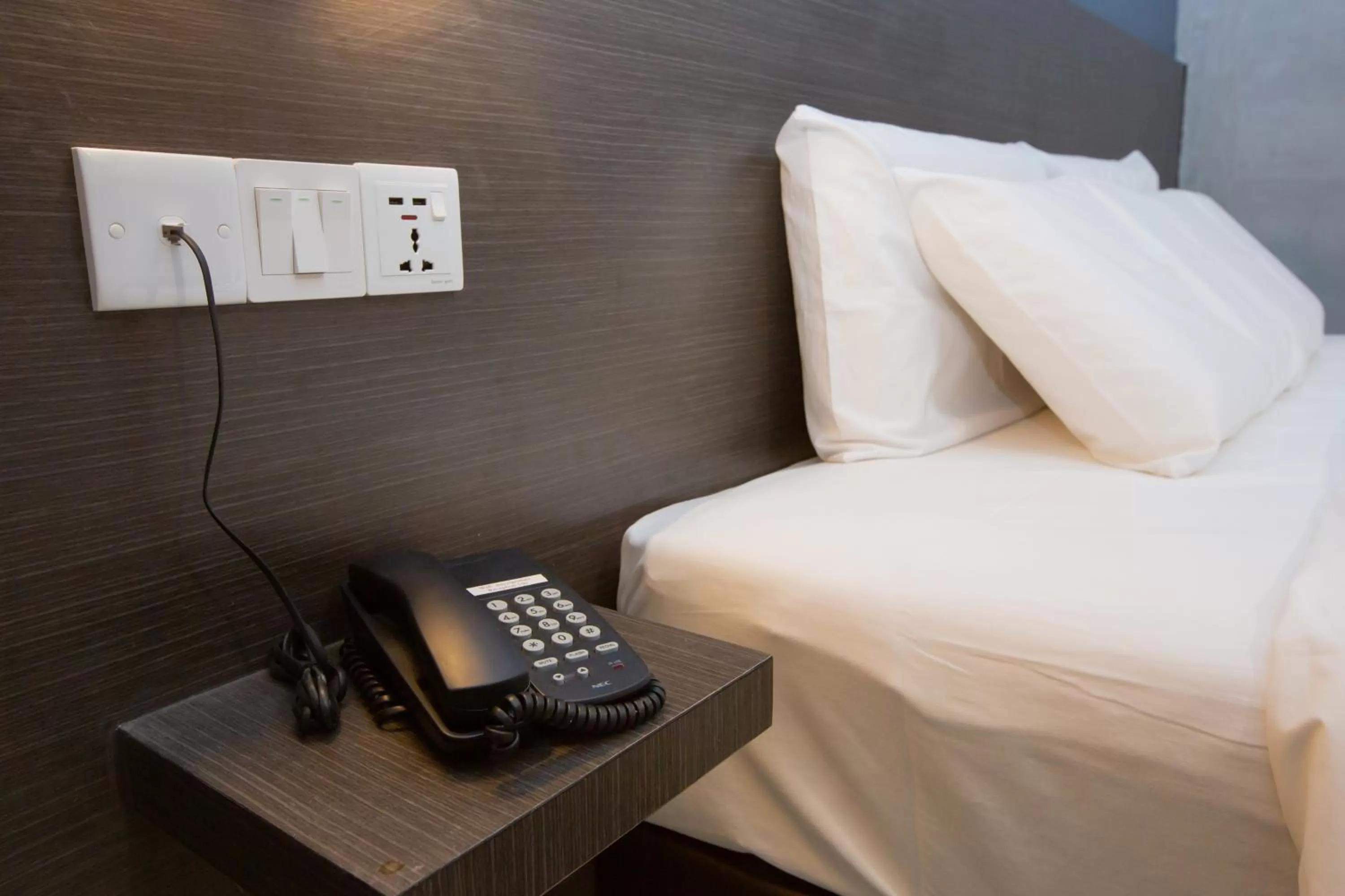 Bedroom, Bed in 1 Hotel Signature