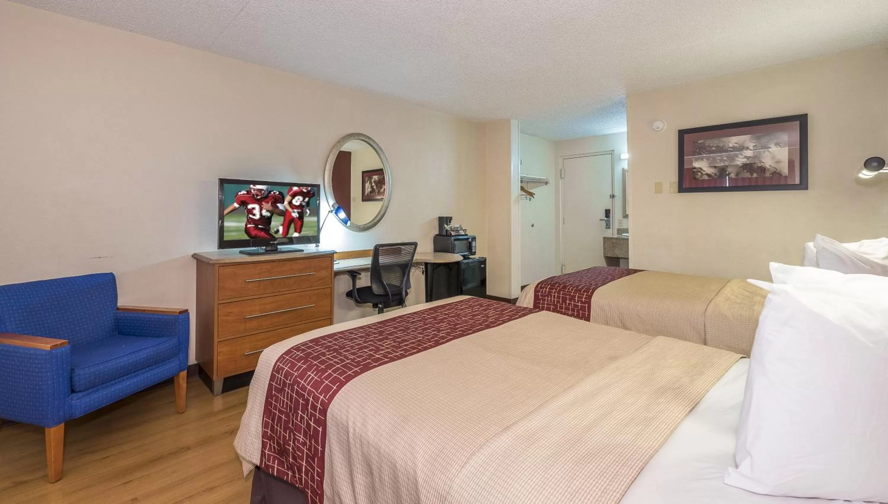 Photo of the whole room, Bed in Red Roof Inn & Suites Cleveland - Elyria