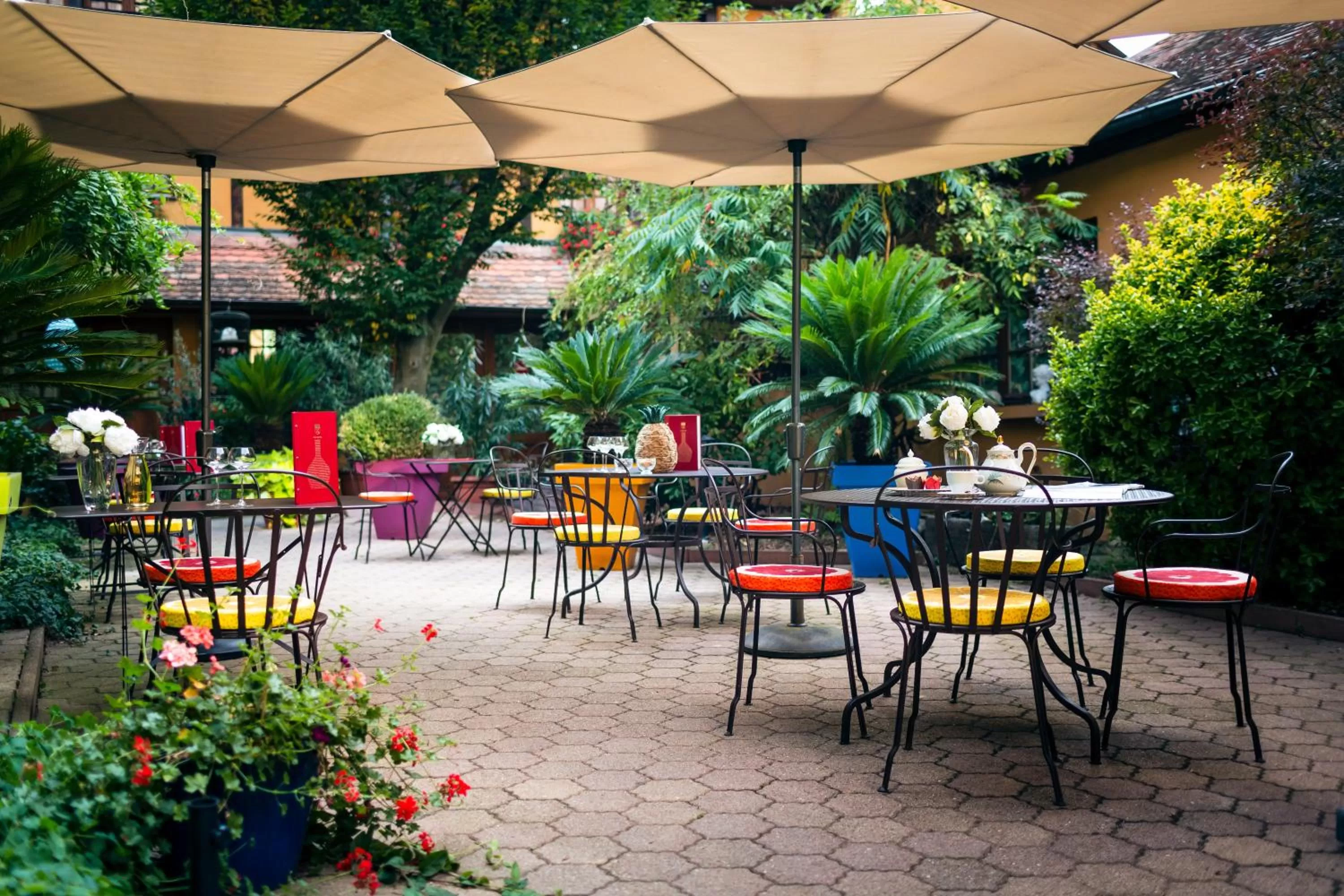 Patio in Hôtel des Deux Clefs