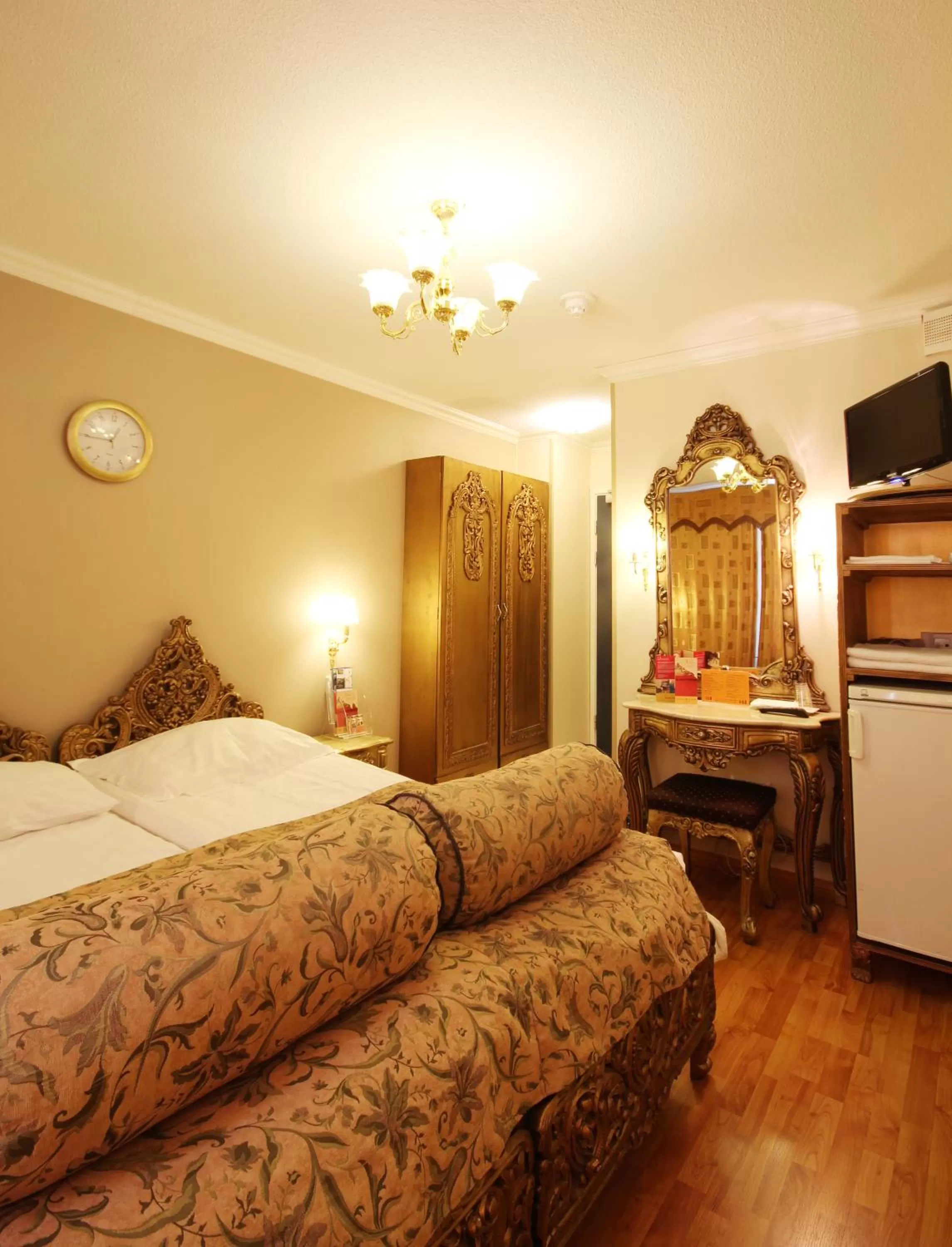 Photo of the whole room, Bed in Mango Hotel