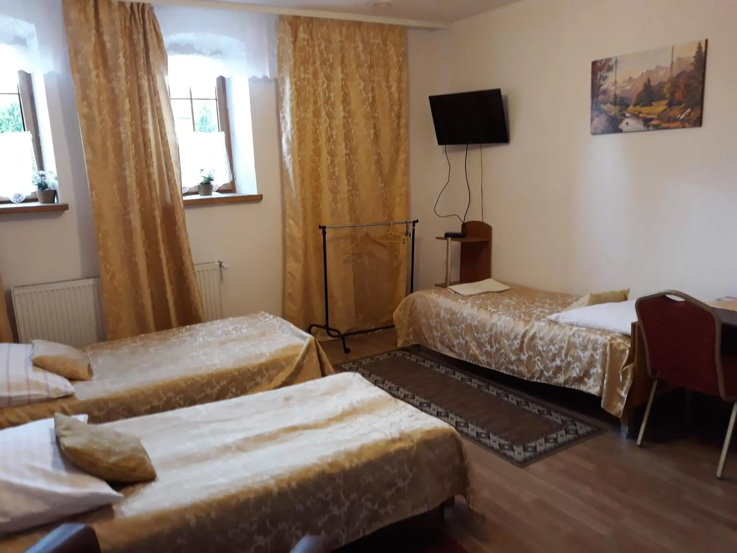 Triple Room with Bathroom in Zajazd Eljan-Centrum Noclegowe Triple Room with Bathroom in Zajazd Eljan-Centrum Noclegowe