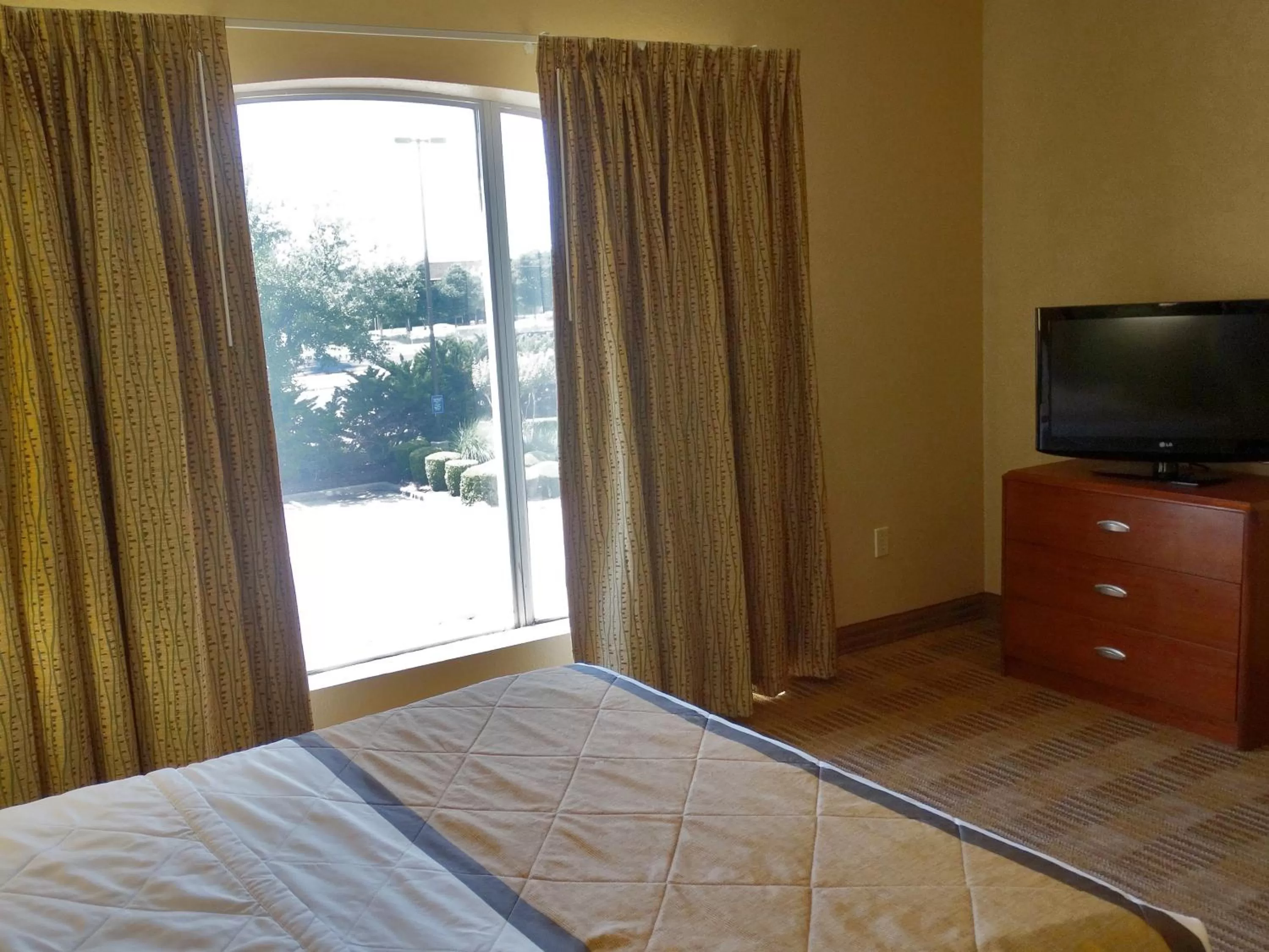Bed in Extended Stay America Suites - Bakersfield - Chester Lane