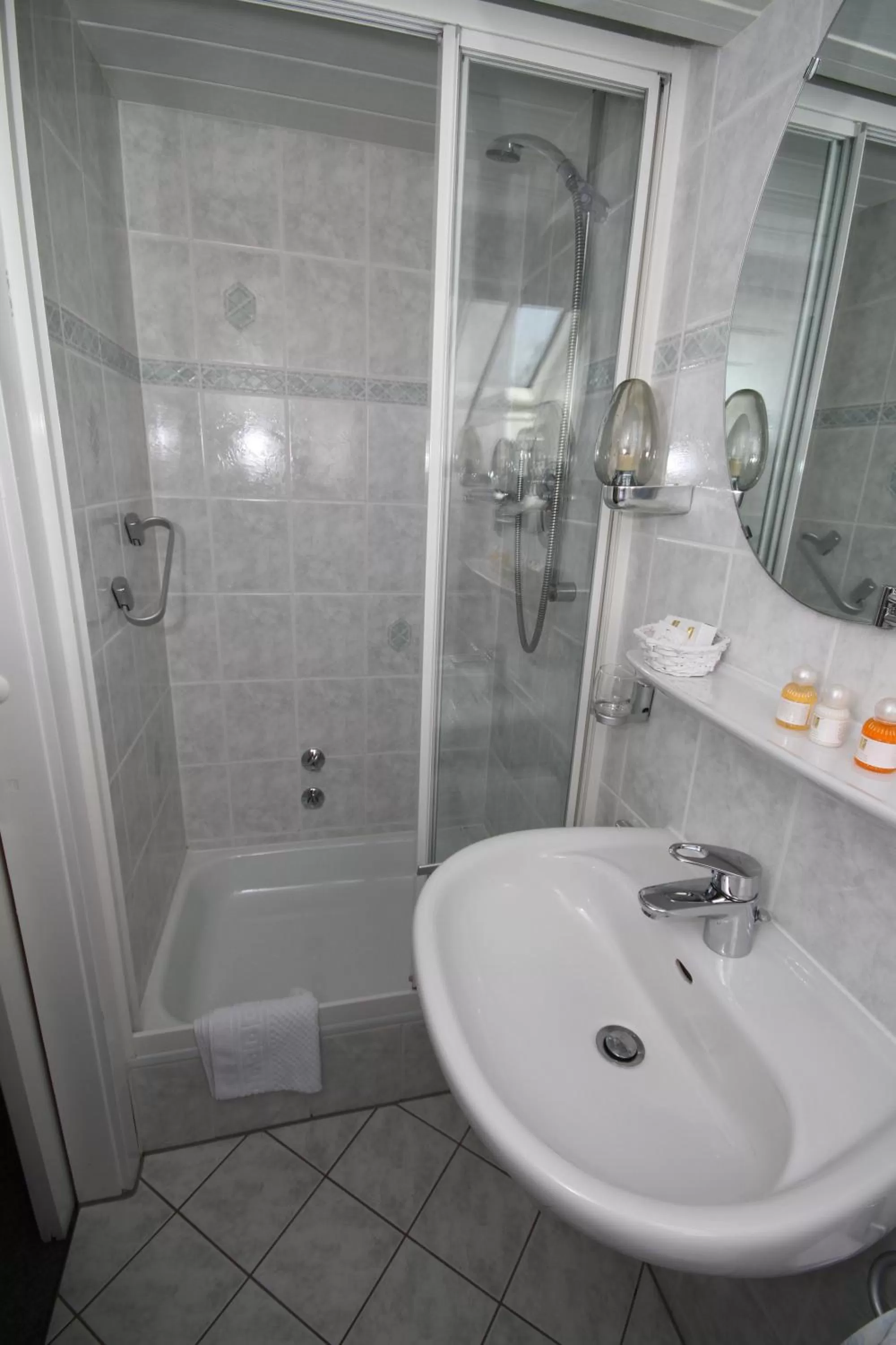 Bathroom in Weidegg - Hotel Garni