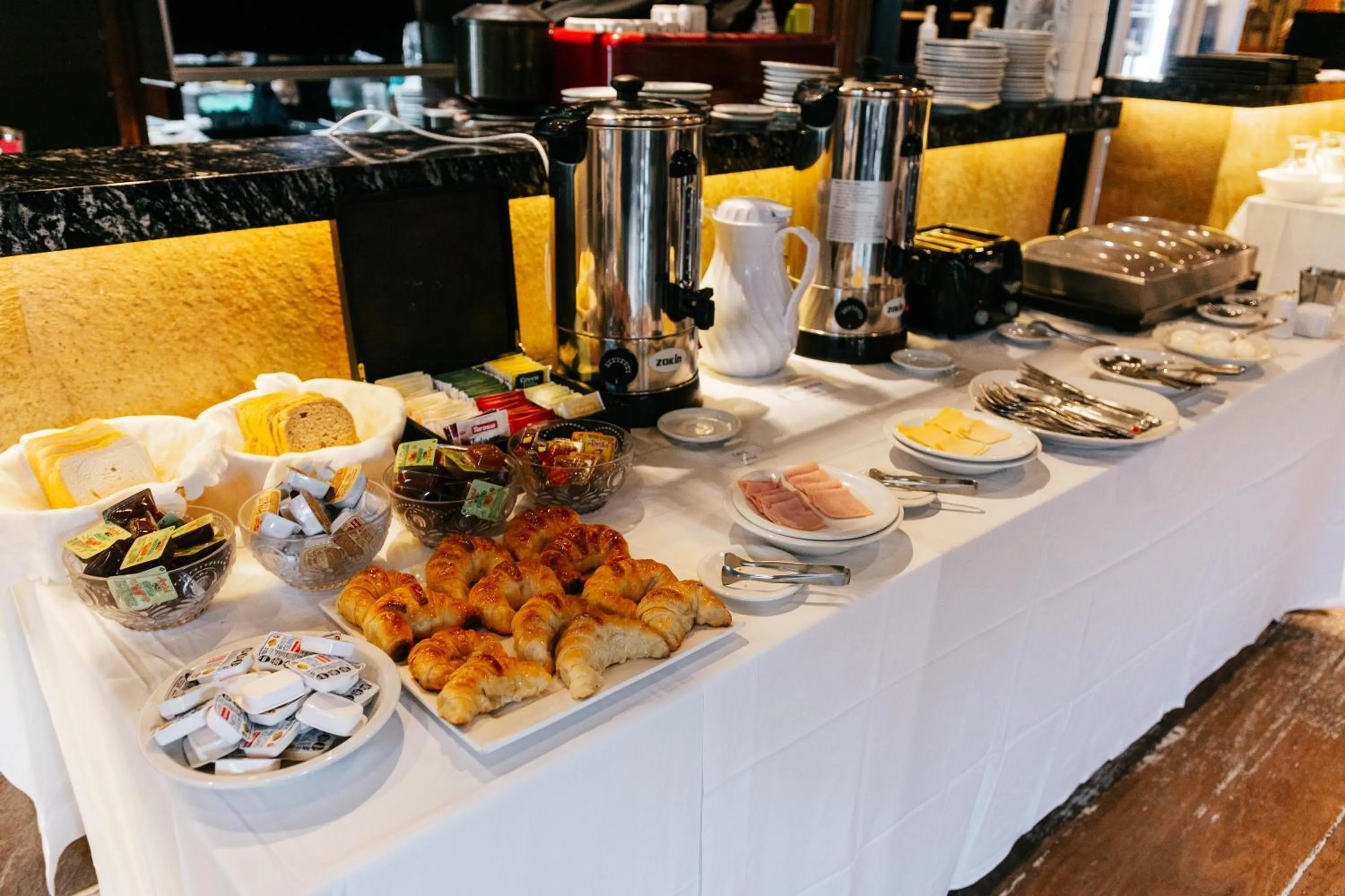 Buffet breakfast in Hotel Plaza Central Canning