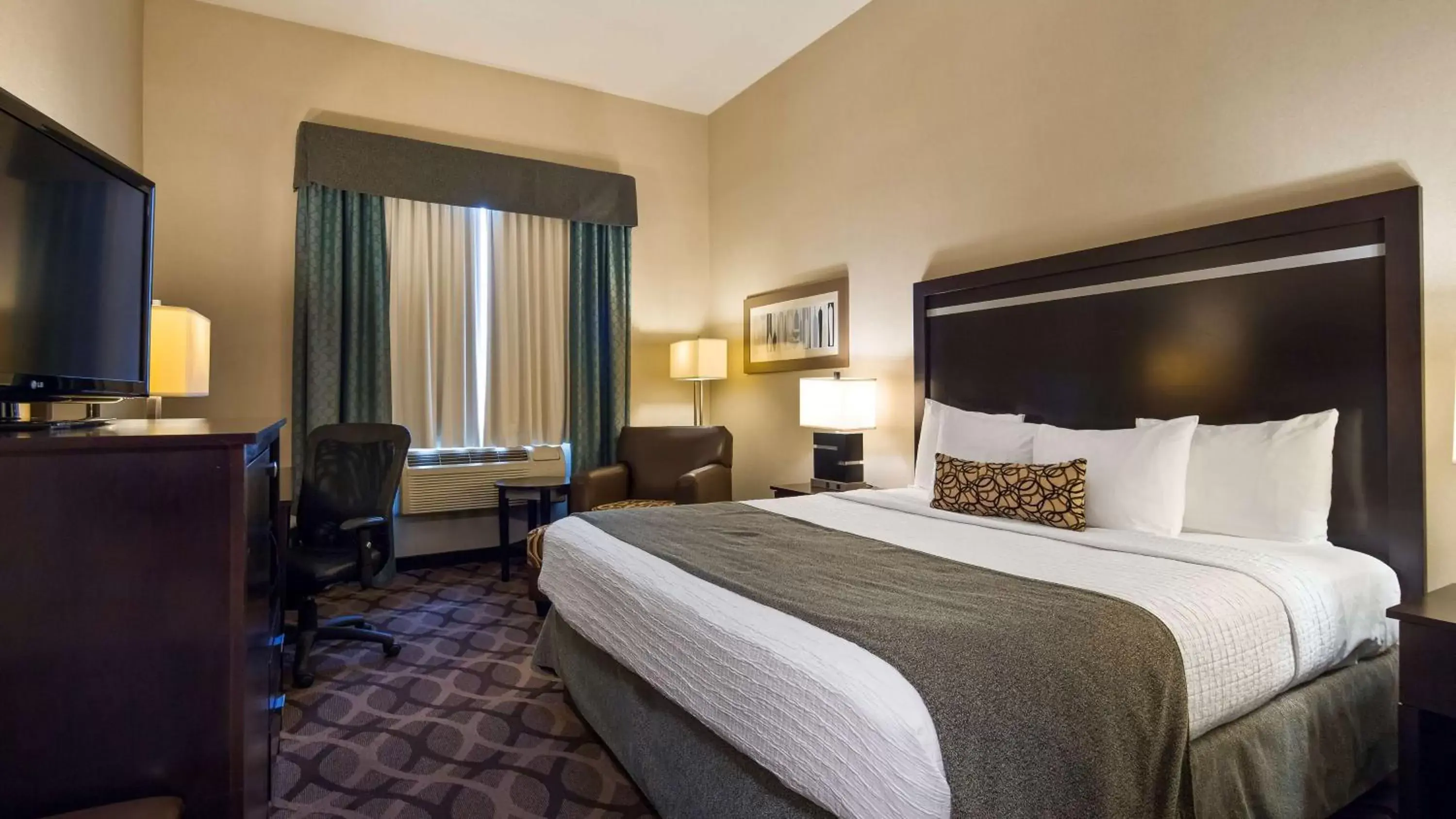 King Room in Best Western Plus Travel Hotel Toronto Airport King Room in Best Western Plus Travel Hotel Toronto Airport