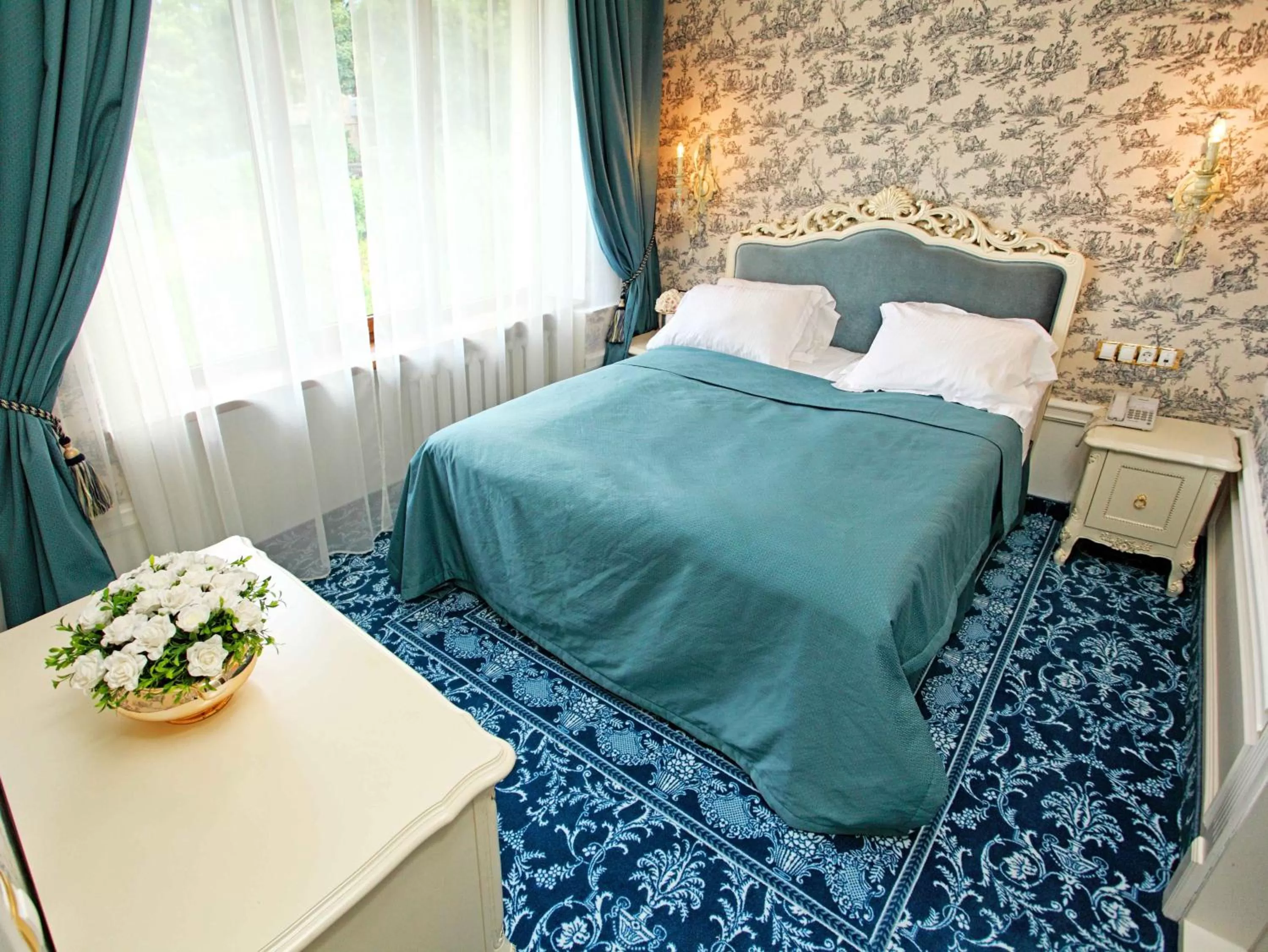 Bed in Royal Olympic Hotel