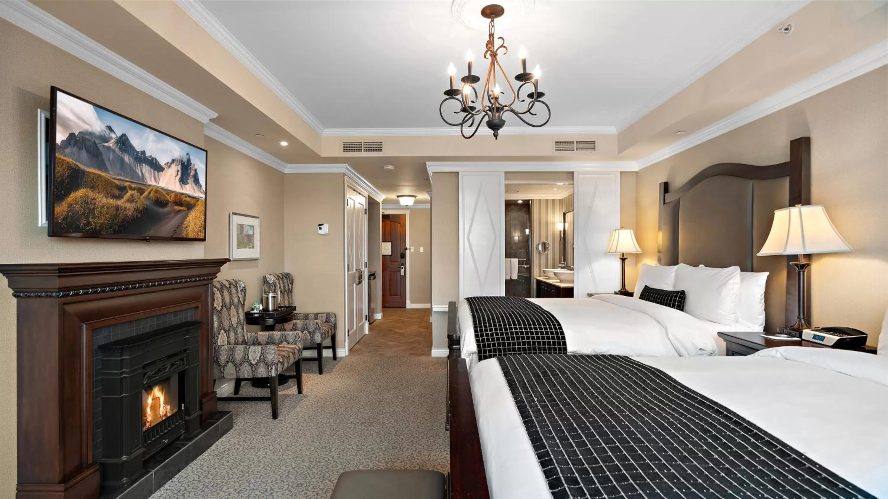 TV and multimedia, Bed in Oak Bay Beach Hotel