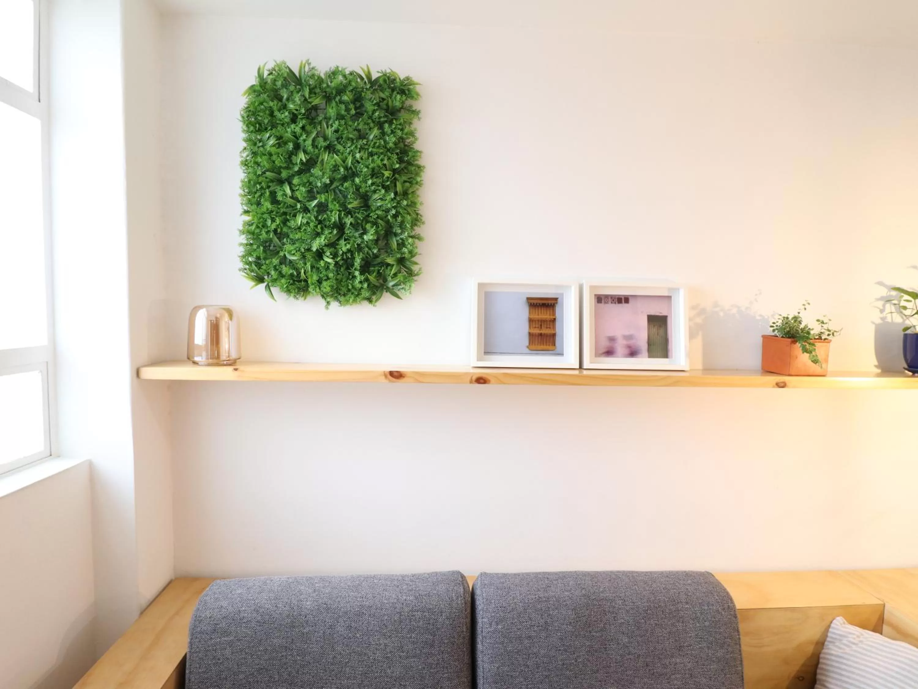 Living room, Bed in 554 Apartments