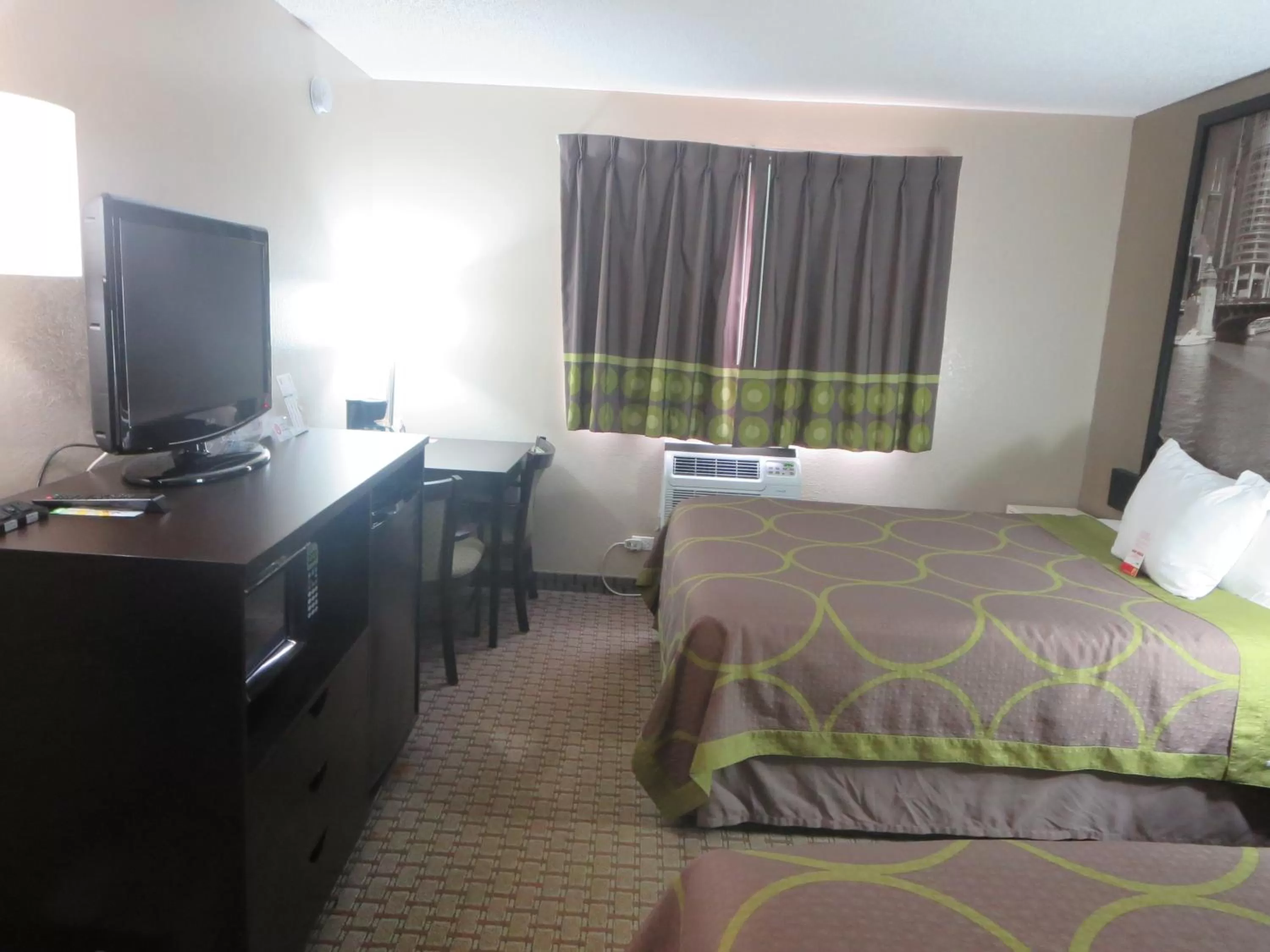 Bedroom, Bed in Super 8 by Wyndham Mundelein/Libertyville Area