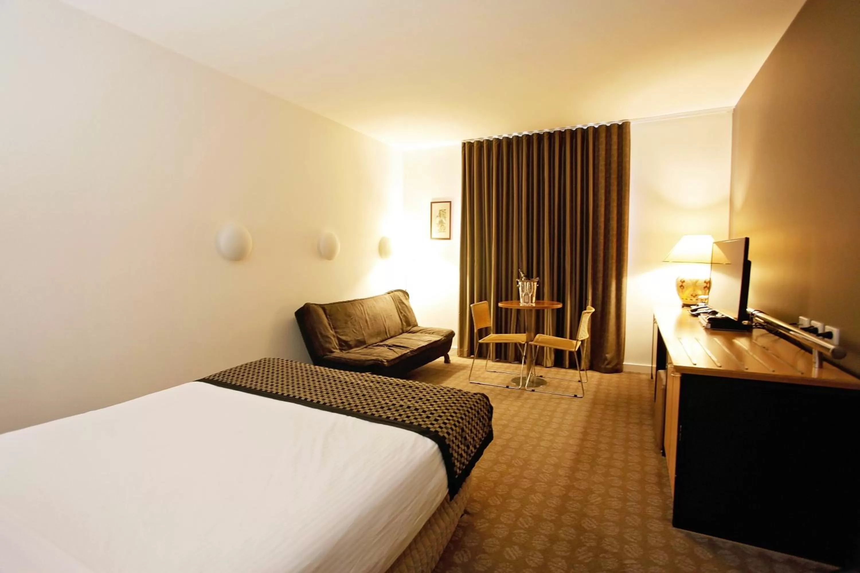 Standard Queen Room in Golden Pebble Hotel