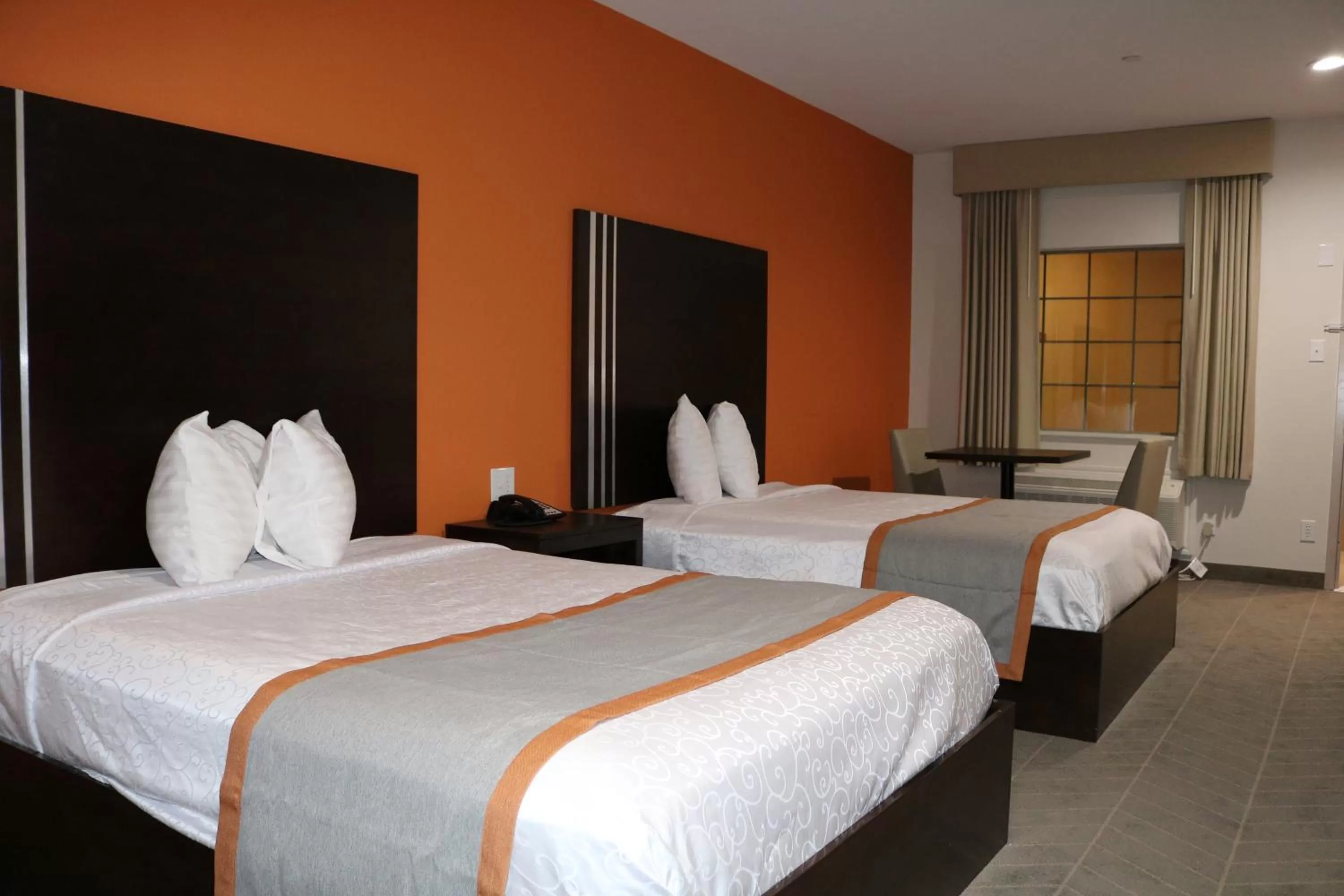 Photo of the whole room, Bed in Scottish Inn & Suites - IAH Airport