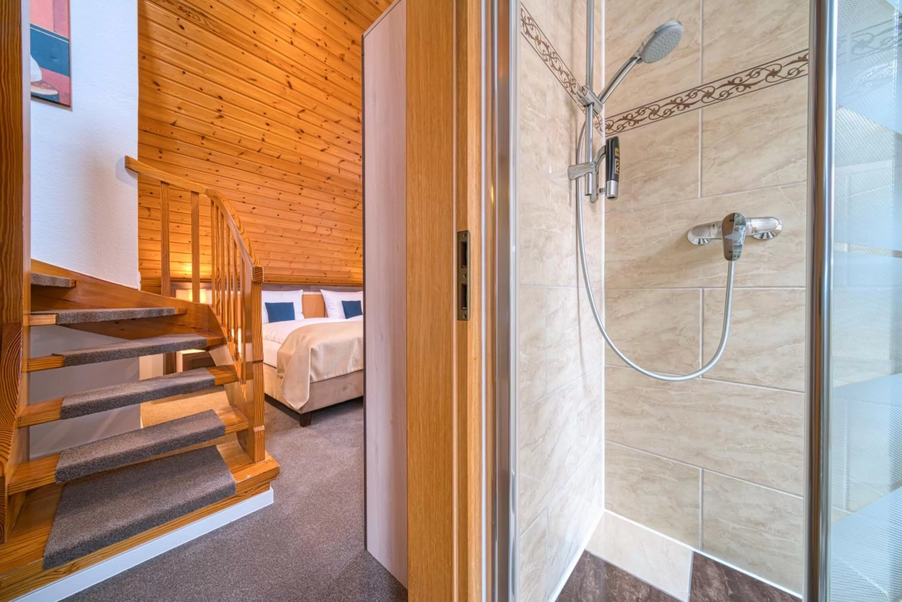 Shower, Bed in Hotel Am Fischmarkt
