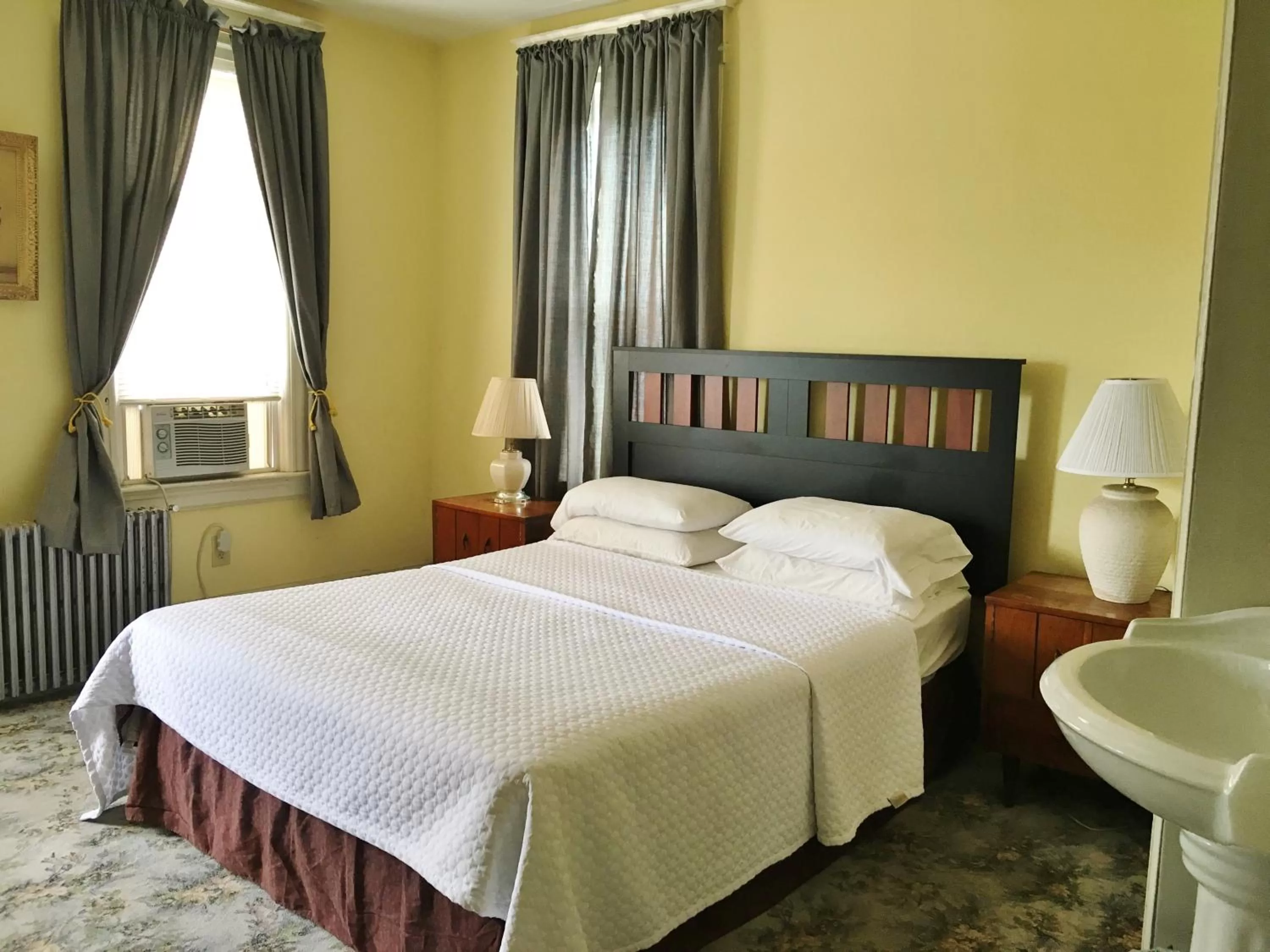 Queen Room with Shared Bathroom in Harbor House Bed and Breakfast