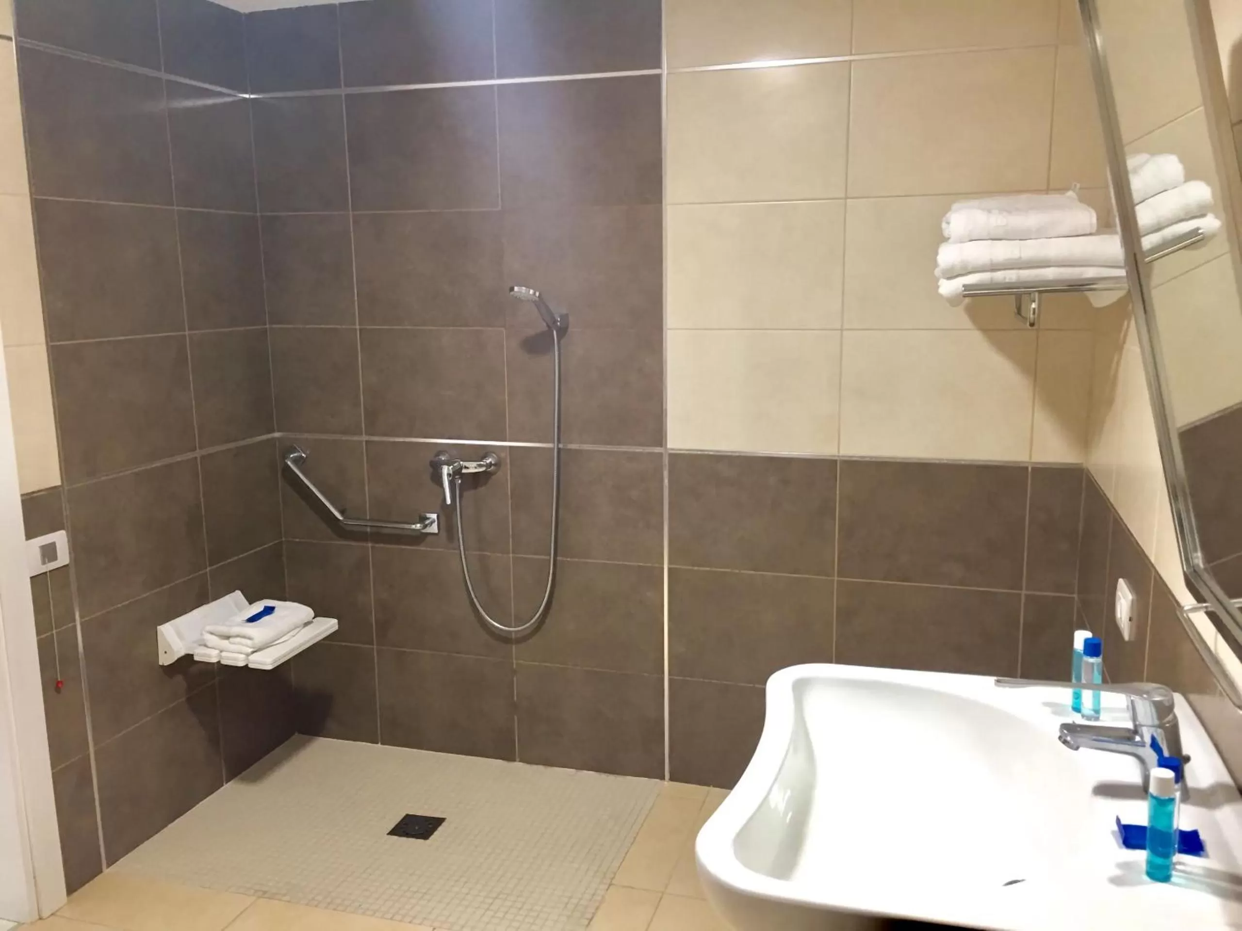 Shower in El Marques Palace by Intercorp Group